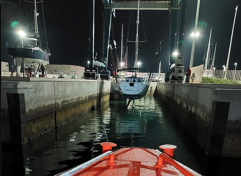 Velero remolcado.
