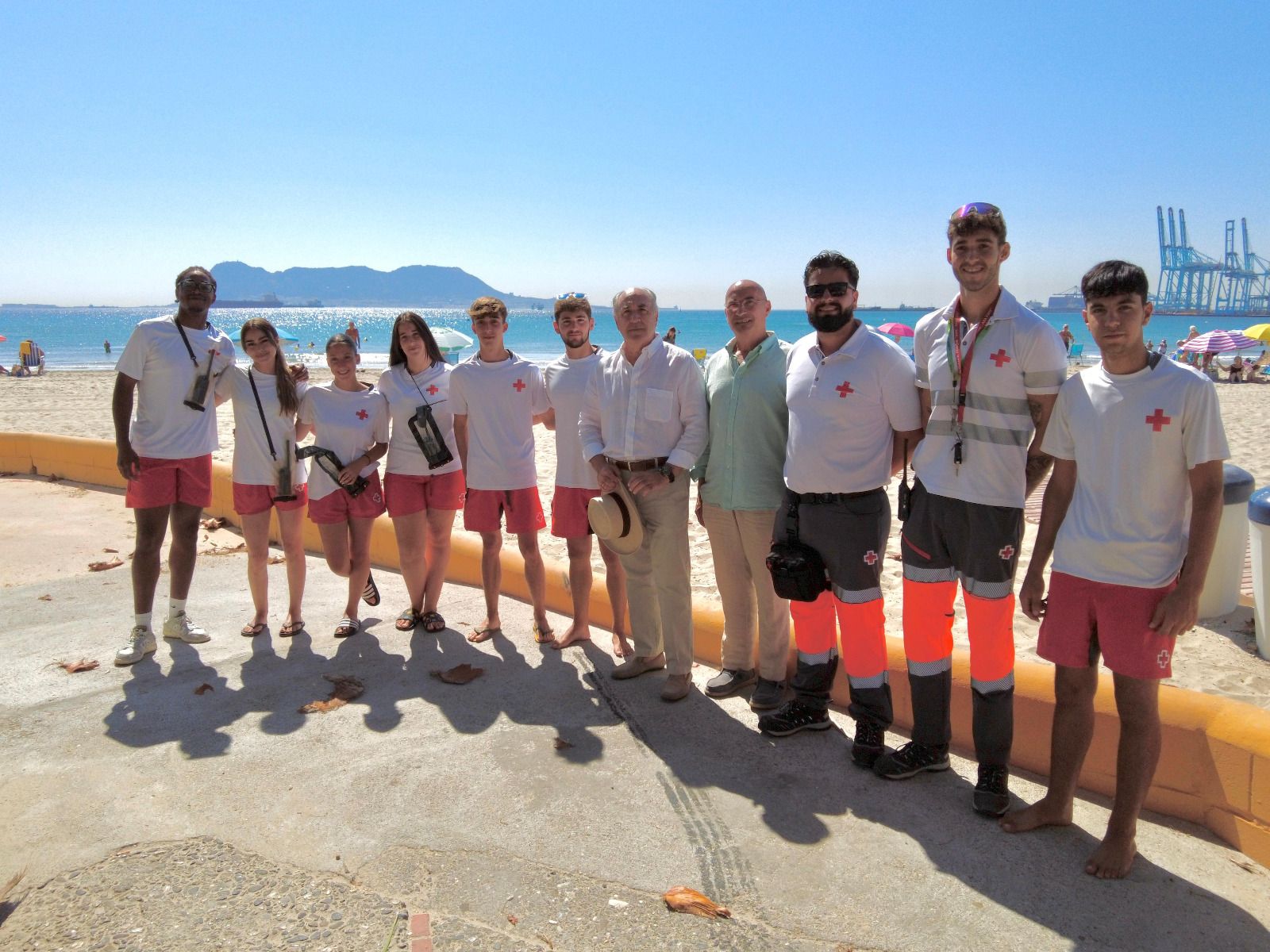 El alcalde destaca el trabajo de Cruz Roja en la protección de las playas de Algeciras.