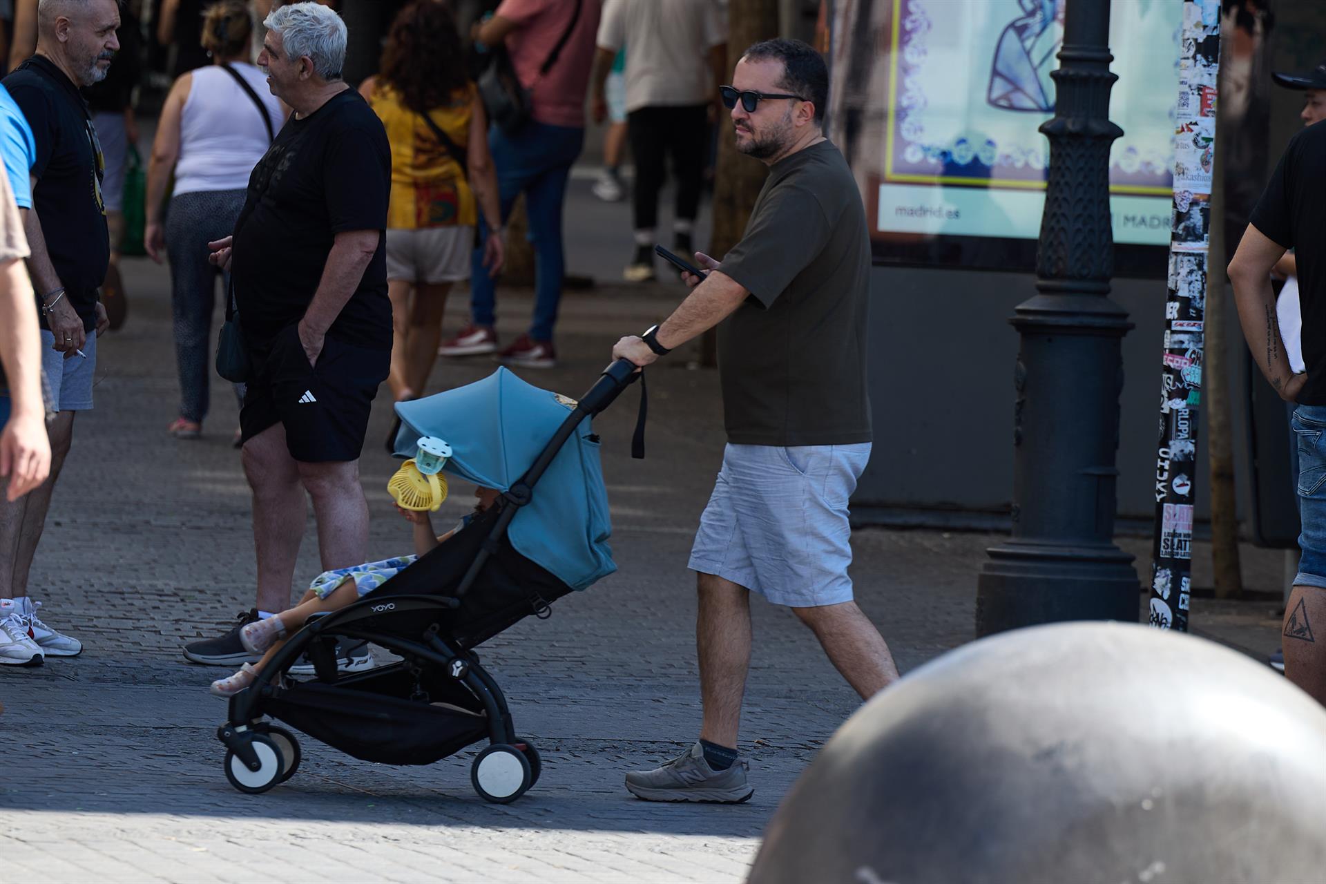 Noticia:Los padres y madres tendrán hasta 19 semanas de permiso por nacimiento y cuidados. Un hombre con un carrito de bebé, a 15 de julio de 2025, en Madrid (España). - Jesús Hellín - Europa Press