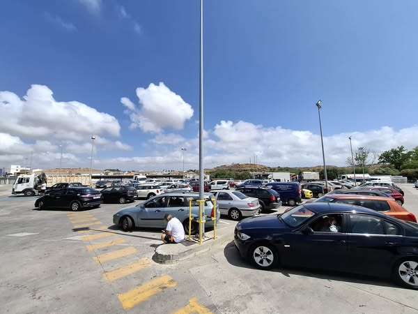 Zona de los aparcamientos de espera en la ITV de Algeciras, este viernes.