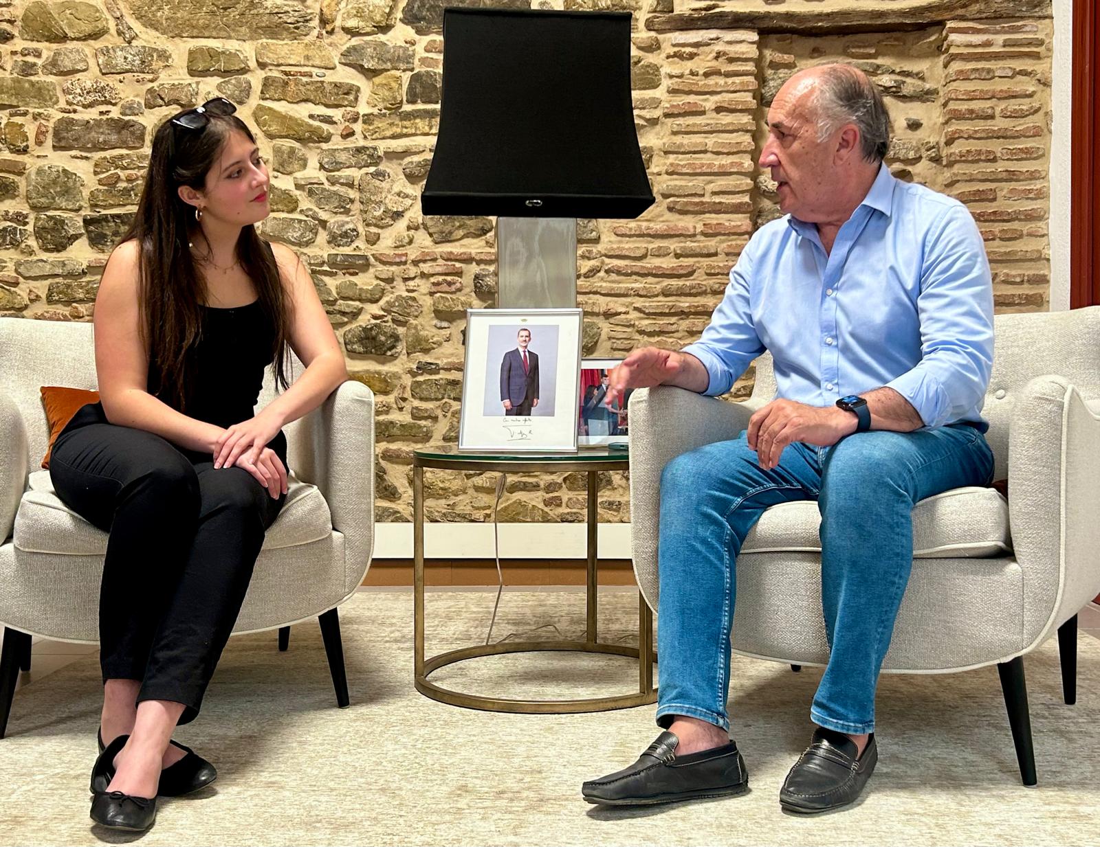El alcalde recibe en el Ayuntamiento a la estudiante algecireña Lorena González Rivas, ejemplo de esfuerzo y proyección internacional.
