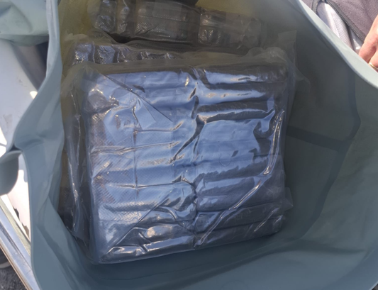 Intervenida una semirrígida en la playa de Poniente con 70 kilos de hachís a plena luz del día.