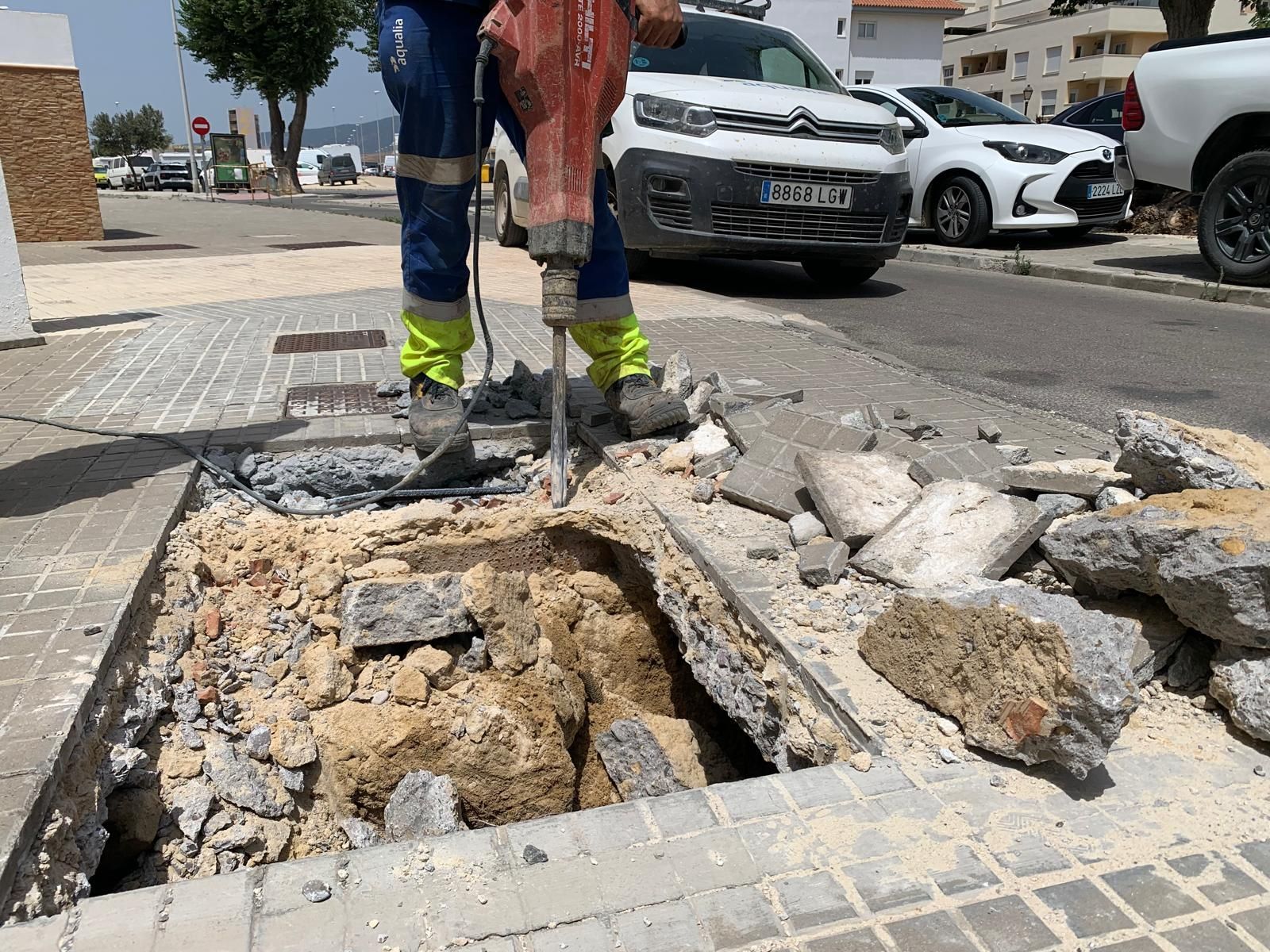 Empresarios tarifeños cuestionan a Aqualia y piden al Ayuntamiento más control tras el corte de agua.