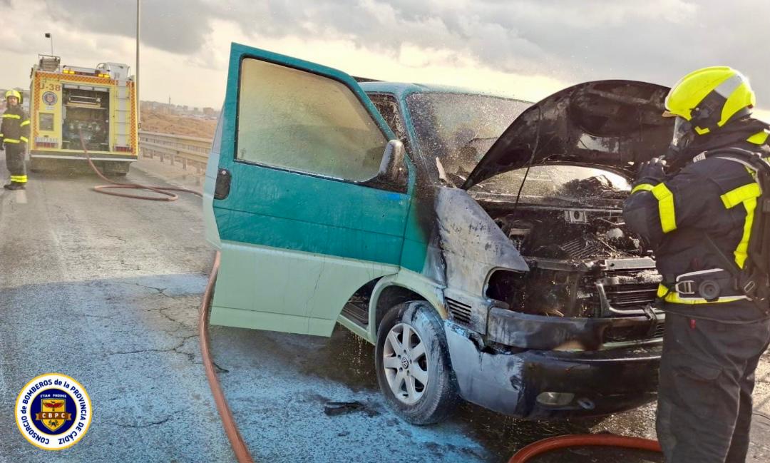 Una furgoneta sale ardiendo el plena A-7 y provoca retenciones a la entrada a Algeciras desde Tarifa.