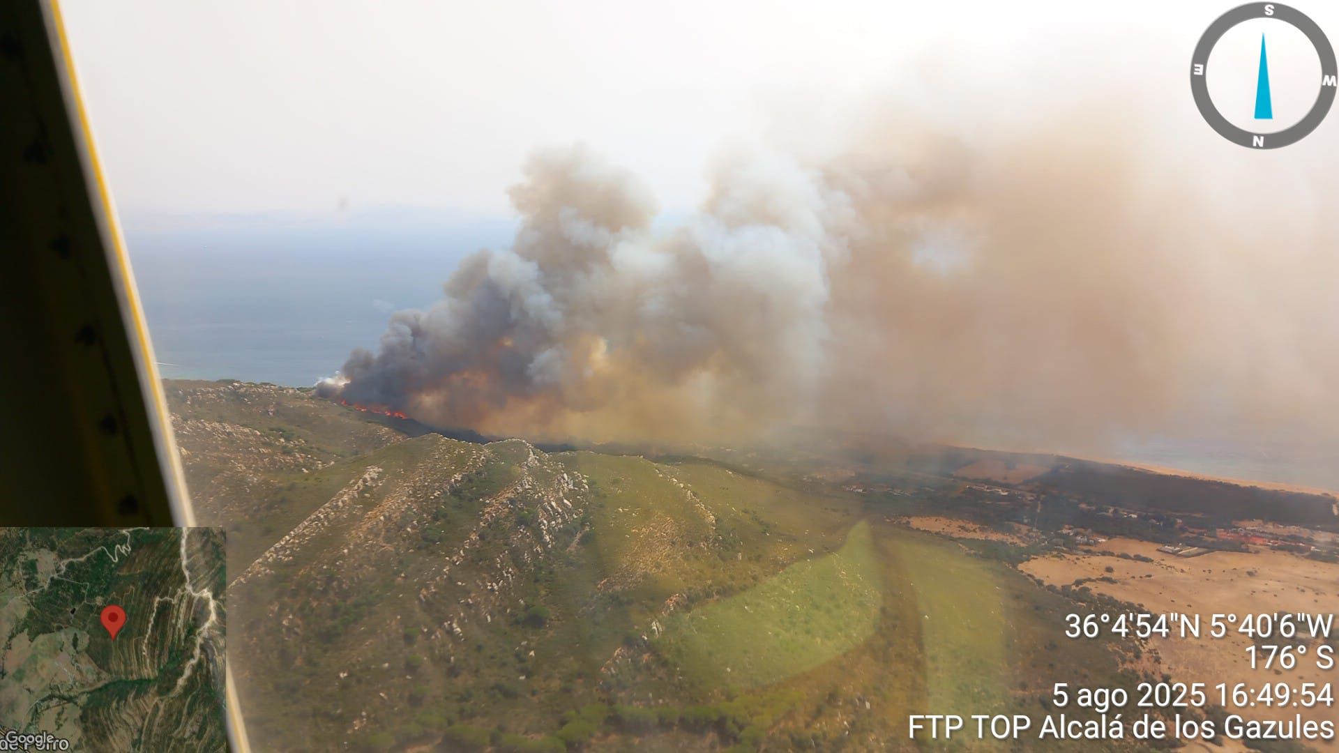 Imagen Infoca. El incendio de una caravana en Tarifa desata un fuego forestal en la zona de La Peña