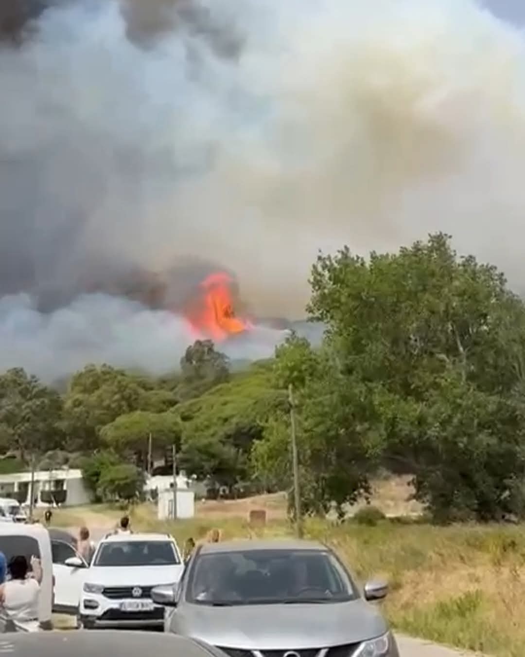 El incendio de Tarifa obliga a evacuar establecimientos hosteleros y al corte de la N-340