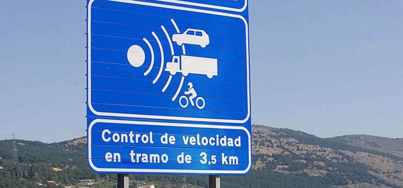 Cartel de aviso de radar de tramo.