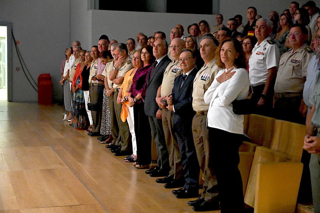 Landaluce junto a representantes del gobierno en los actos conmemorativos del 102 aniversario de la fundación de La Legión en Ceuta.