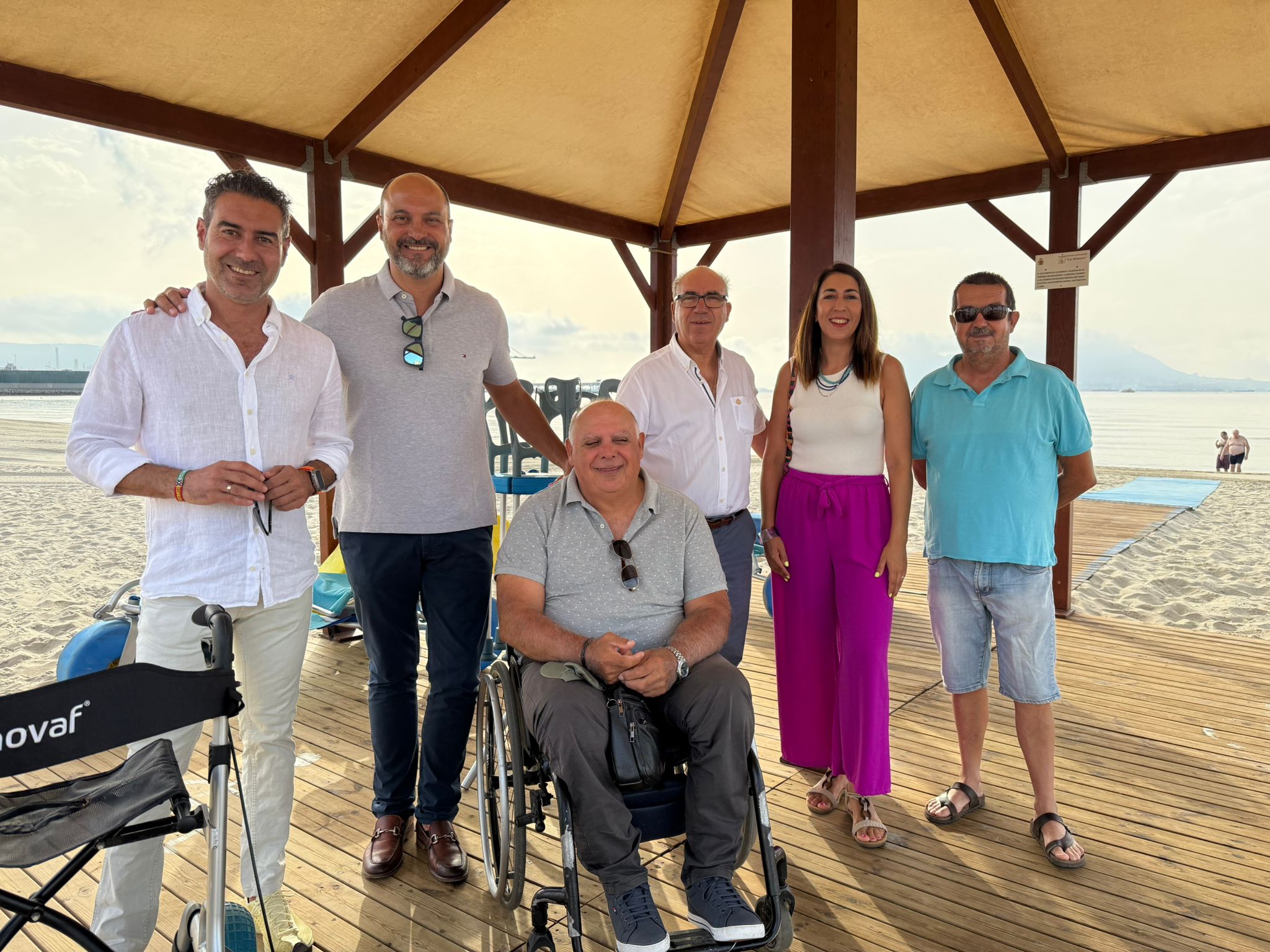 La playa de Palmones, adaptada un año más para las personas con movilidad reducida