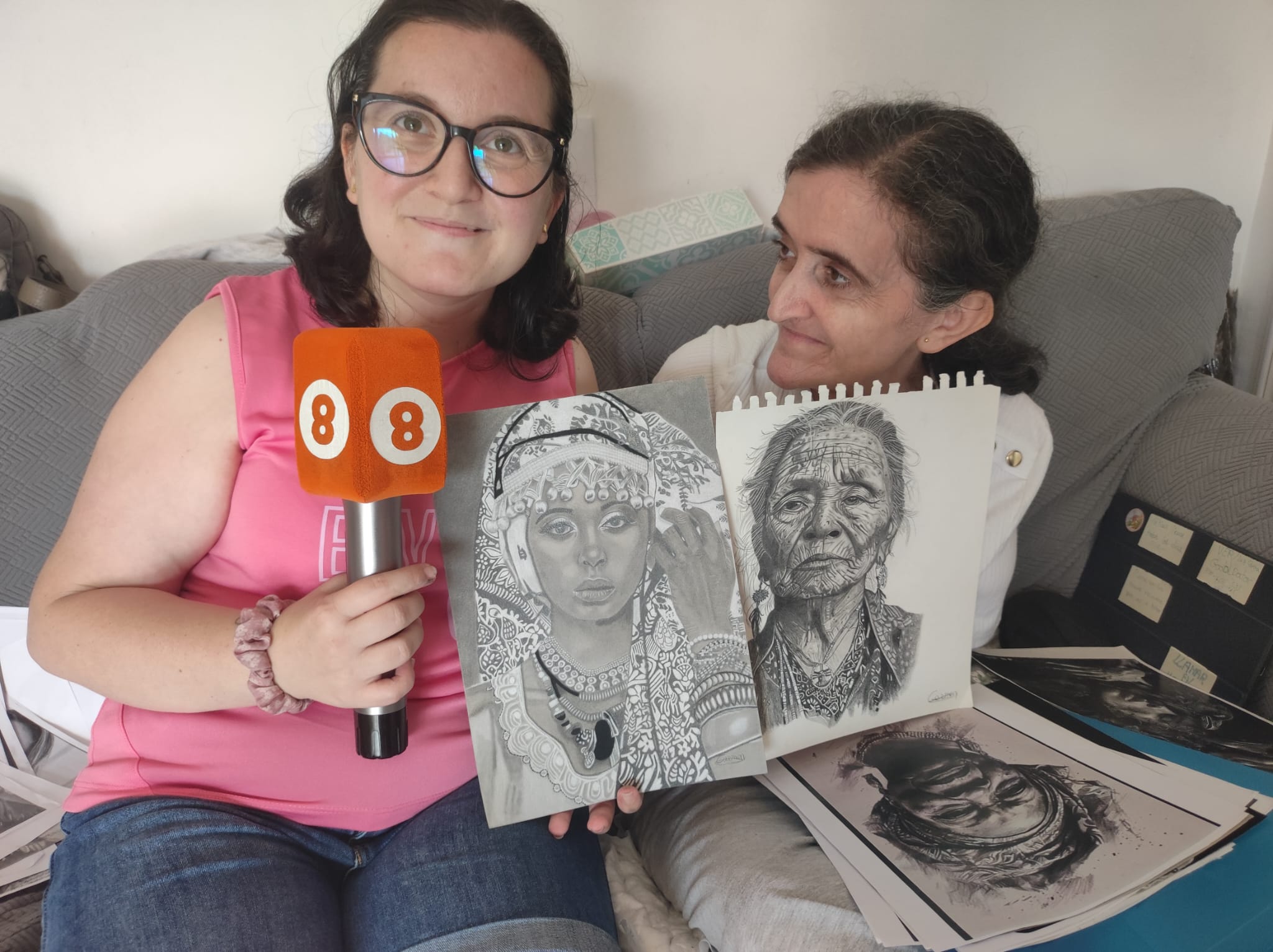 Carmen González junto a su hija Fátima y algunas de sus obras. Carmen González junto a su hija Fátima y algunas de sus obras.