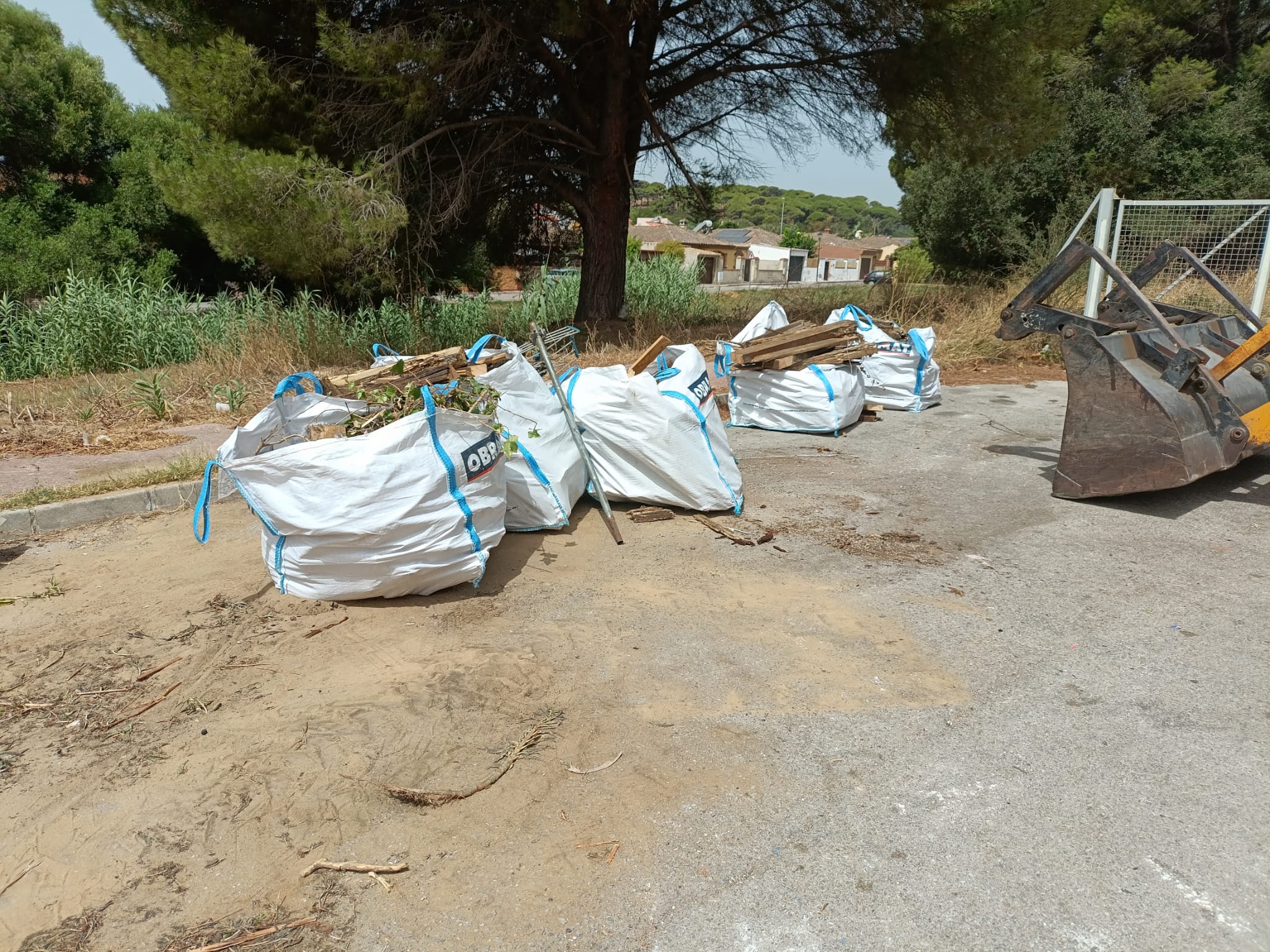 El Ayuntamiento de Los Barrios elimina un punto de vertidos ilegales en el acceso a la Pasada de Jimena