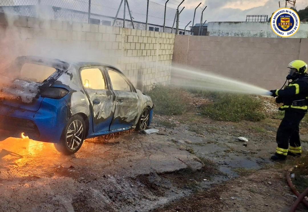 Bomberos sofocan el incendio de un vehículo en Algeciras