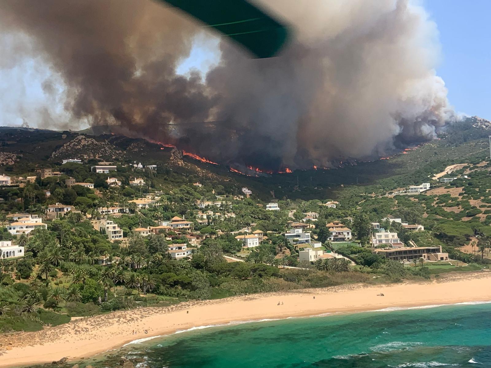 Más de 700 desalojados por el incendio de Tarifa, que sigue activo, vuelven a sus ubicaciones 