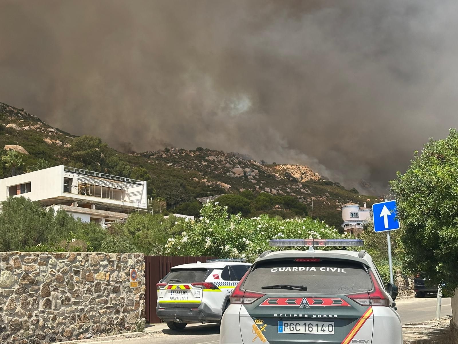 Un guardia civil resulta herido durante la evacuación por el incendio en Tarifa