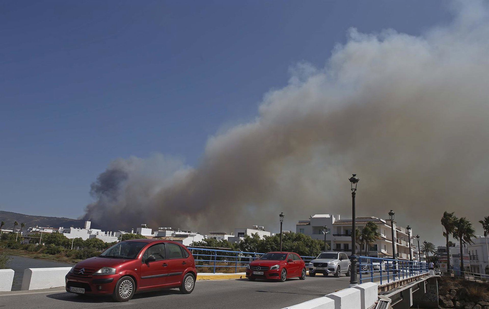 Varios vehículos salen de Atlanterra y Zahara de los Atunes debido al incendio declarado en Tarifa - Nono Rico (Europa Press)