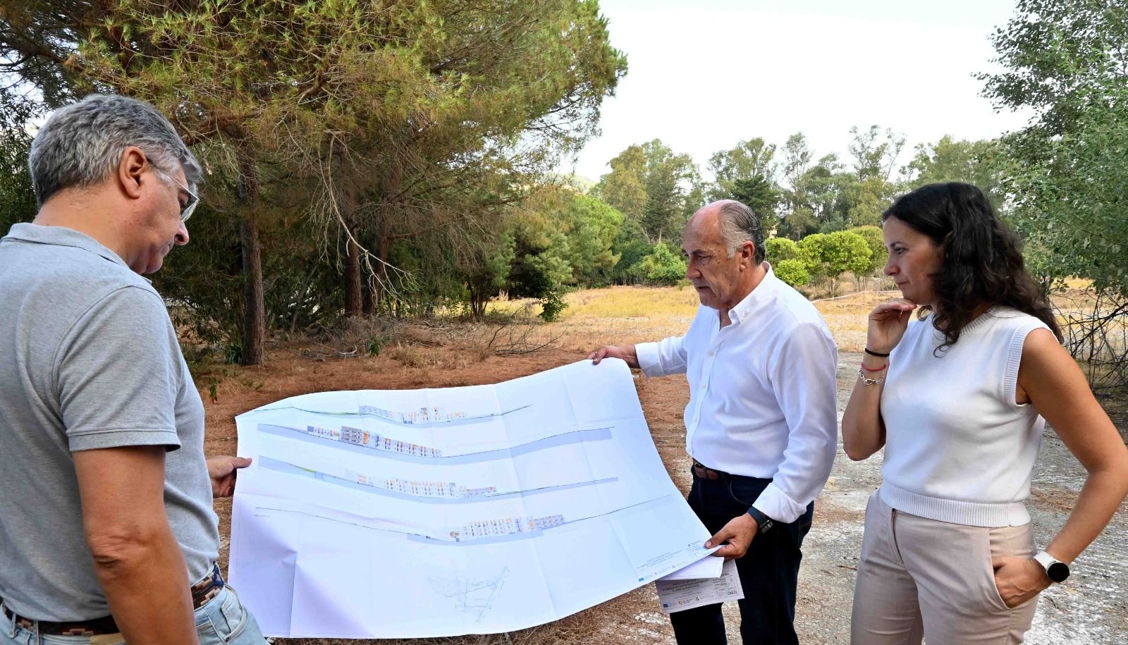 Landaluce visita los terrenos donde se construirá el centro de mayores El Cobre