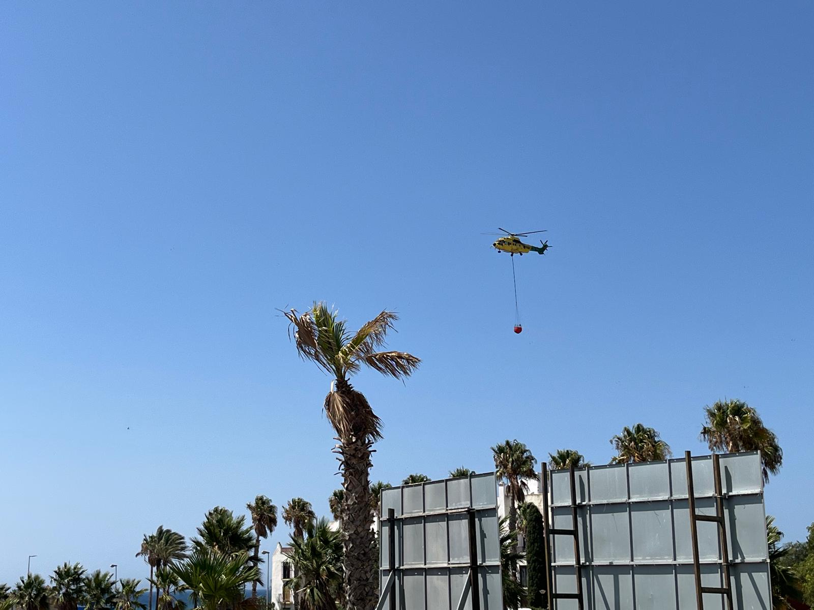 El Infoca reduce sus medios aéreos desplegados en el incendio de Tarifa, que sigue estabilizado. Foto de un helicóptero semipesado, por Francis Mena / 8Directo.