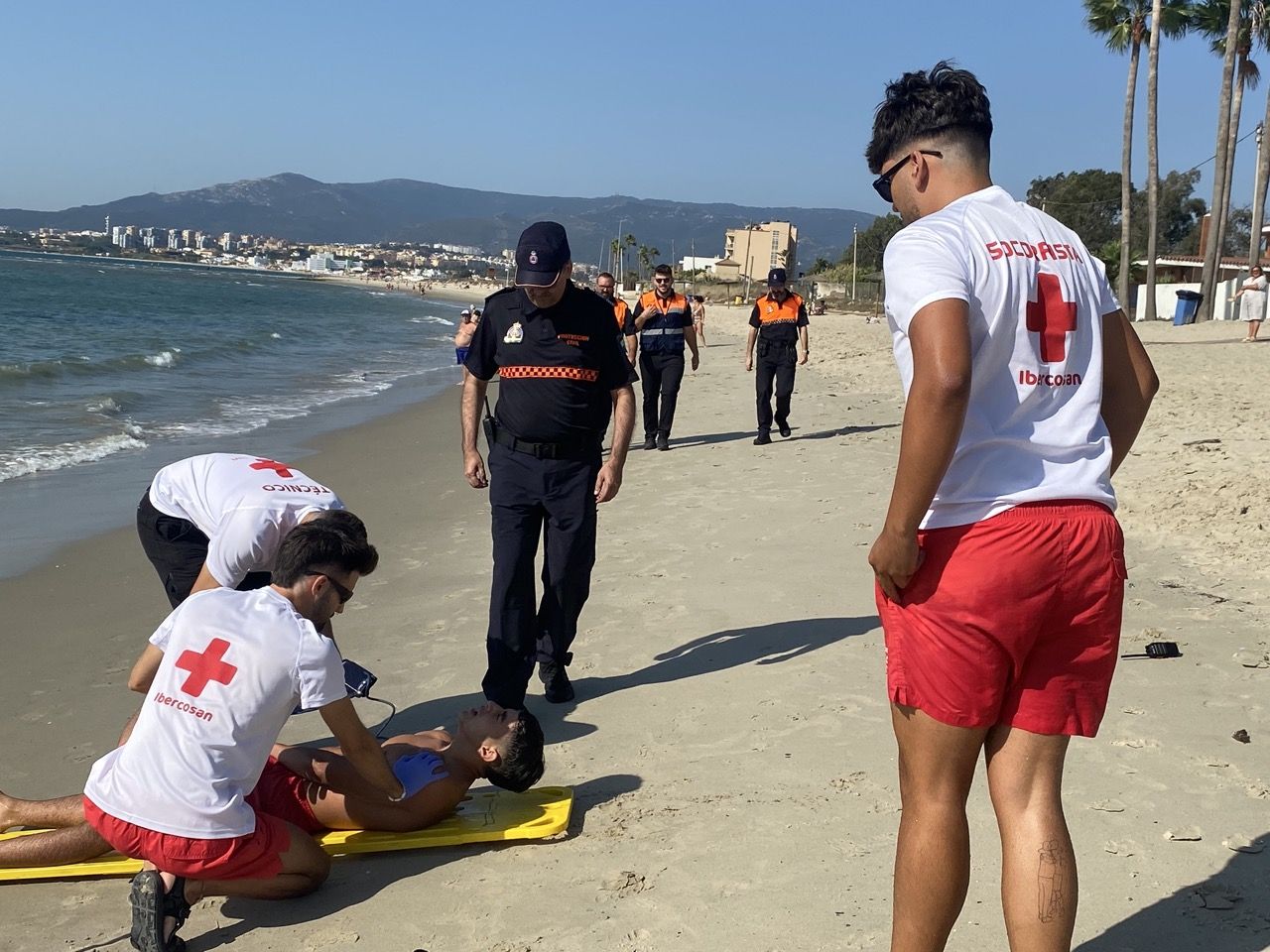 Varios simulacros ponen a prueba la seguridad en la playa de Palmones