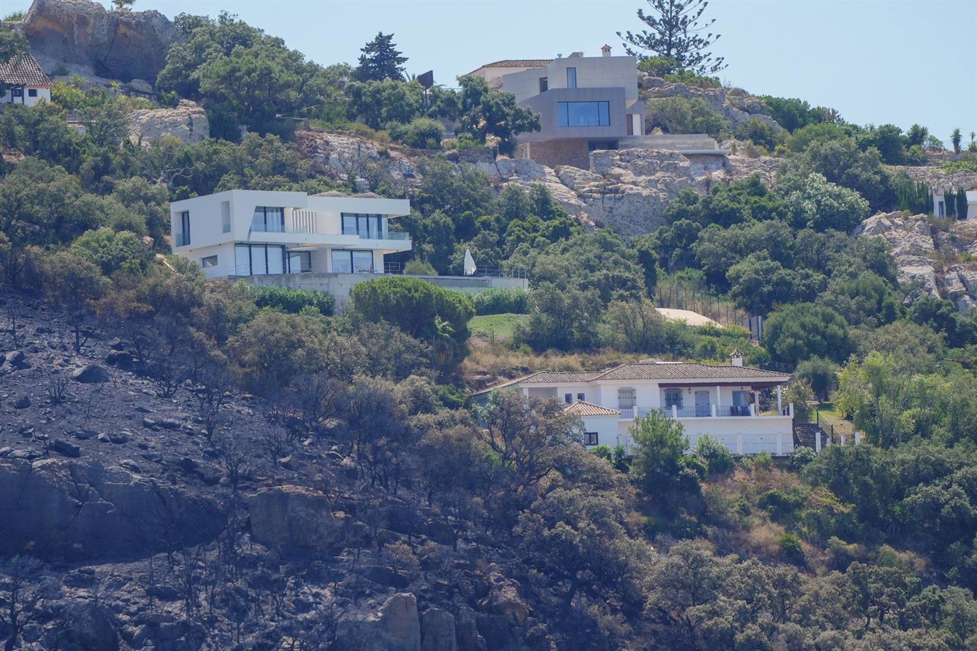 Imágenes de lo cerca que ha estado el fuego de las casas residenciales de Zahara de los Atunes por el incendio declarado el lunes en un paraje de Tarifa (Cádiz) - Francisco J. Olmo - Europa Press