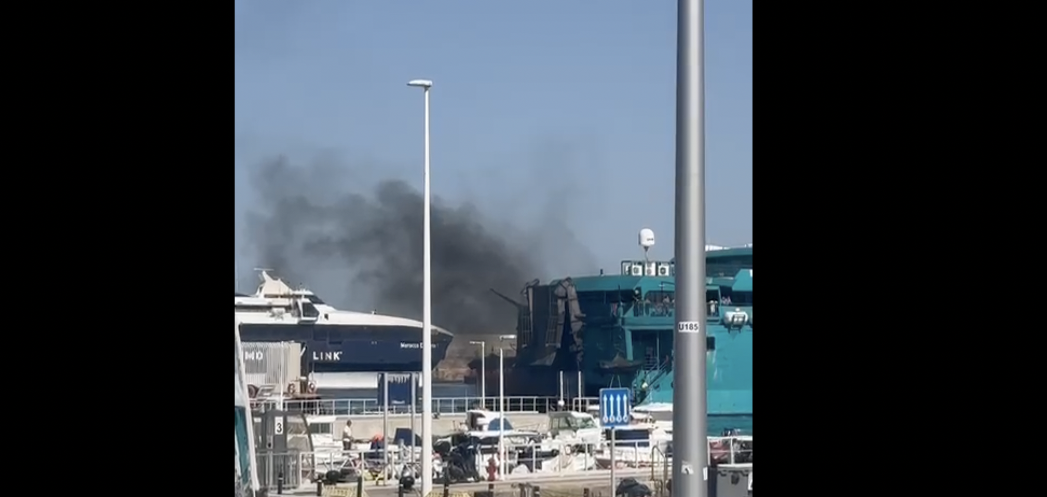 Ecologistas denuncian ante Capitanía episodios "graves de contaminación" de los ferris en Tarifa