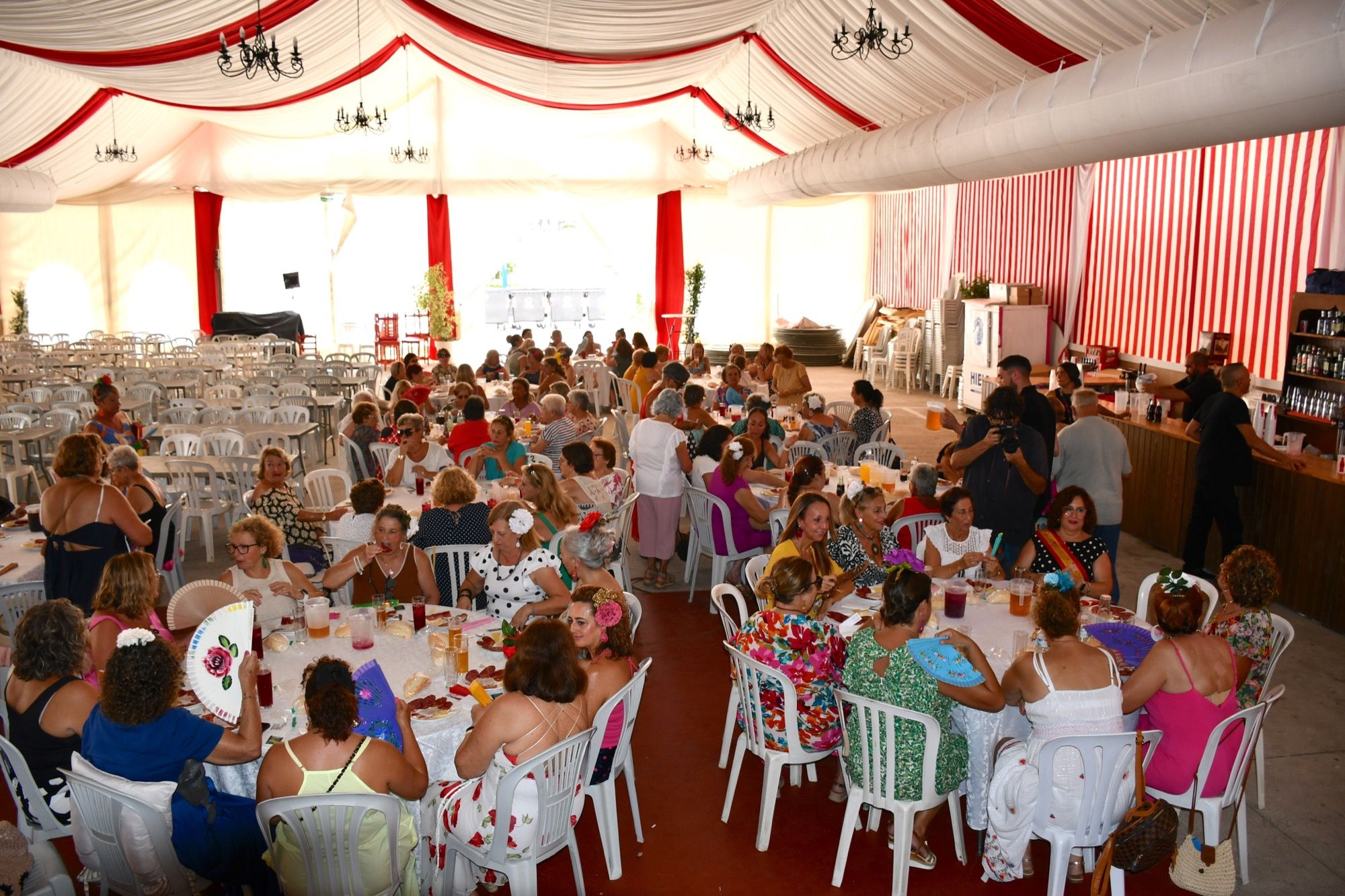 Más de un centenar de mujeres celebran su tradicional almuerzo en la feria de San Roque.