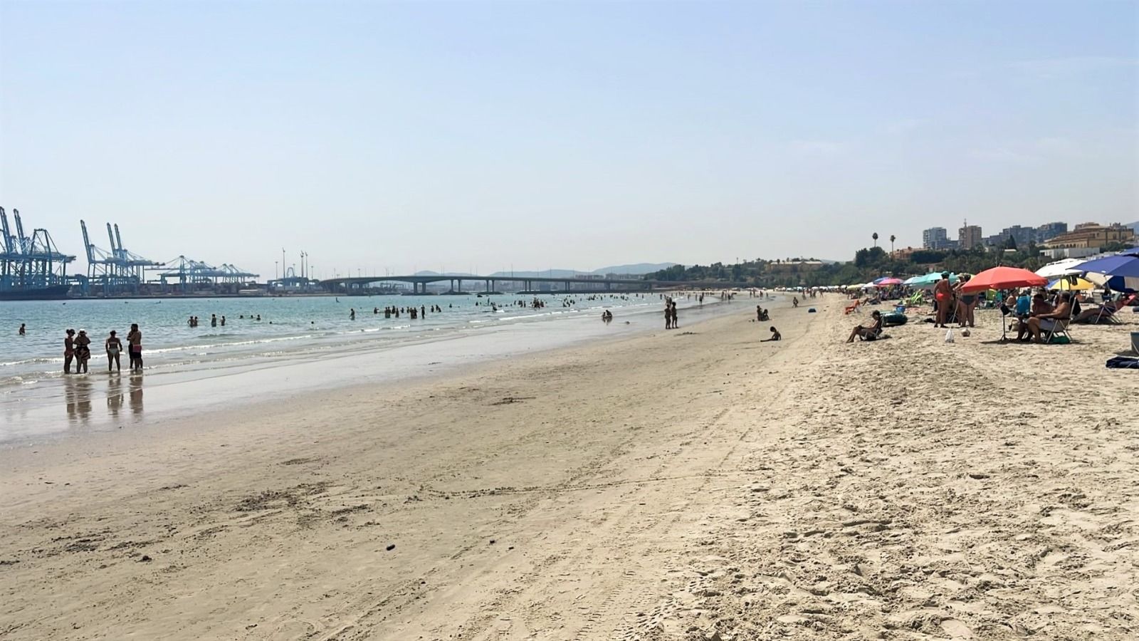 Un operativo especial mantiene limpias las playas tras la romería de la Palma
