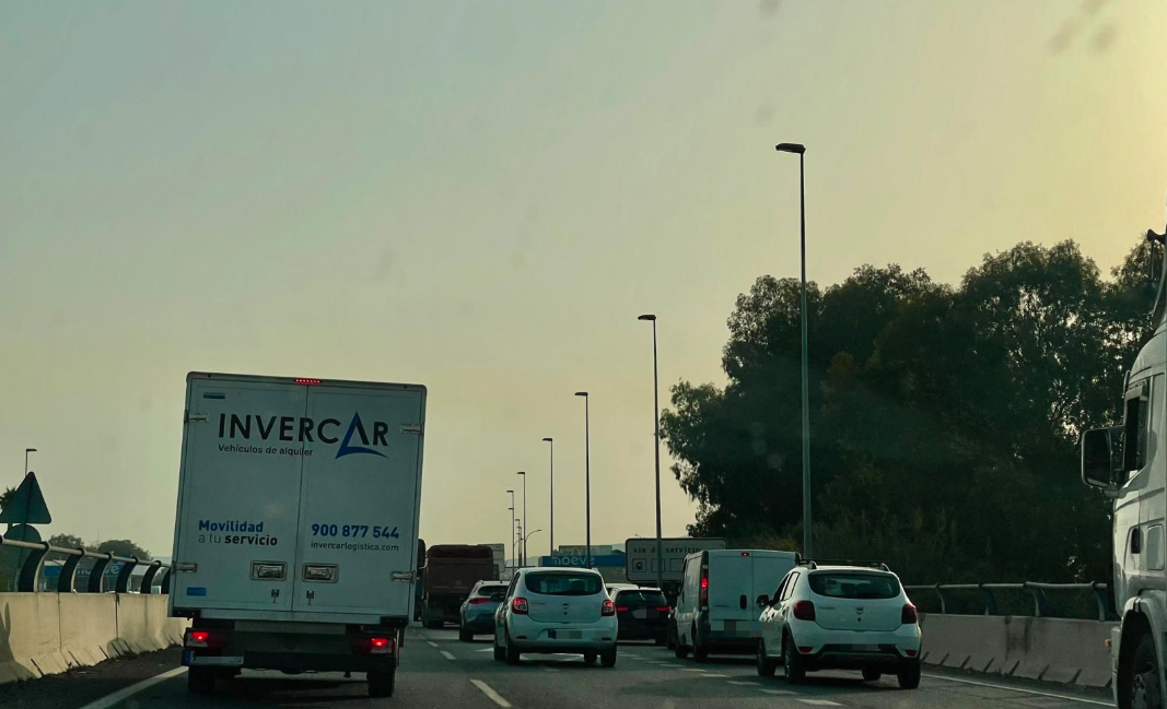 Un vehículo abandonado tras una persecución policial provoca retenciones en la A-7
