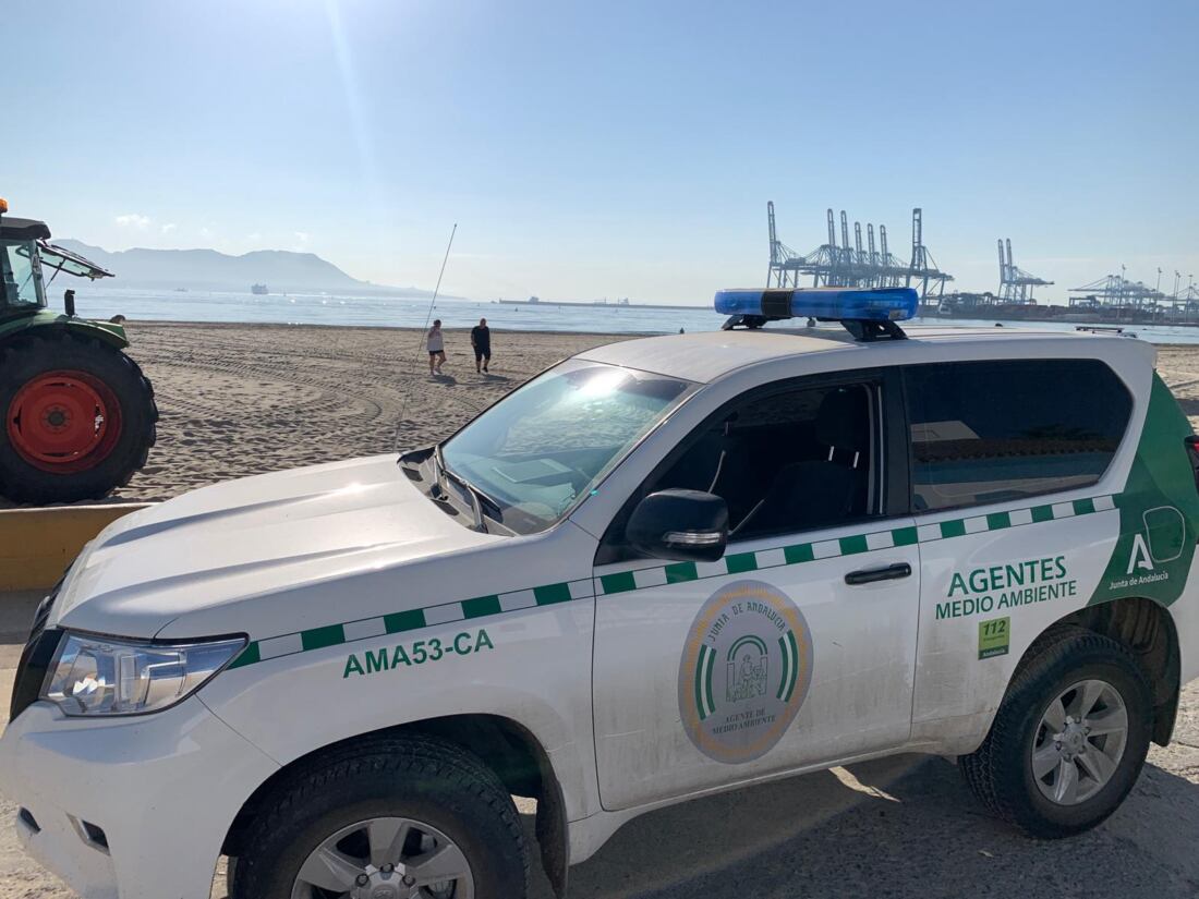 Medio ambiente en la playa de El Rinconcillo, este jueves.