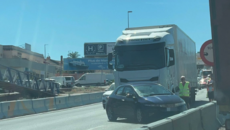 Un accidente entre un turismo y un camión provoca retenciones en la A-7 a la salida de Algeciras. Foto: F.M. / 8Directo