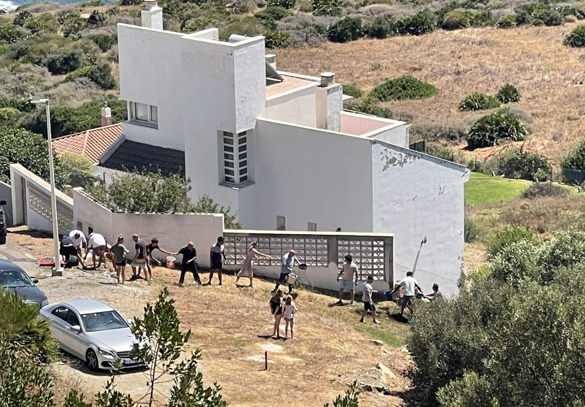 Bomberos y vecinos tratan de apagar un incendio de pasto en El Faro