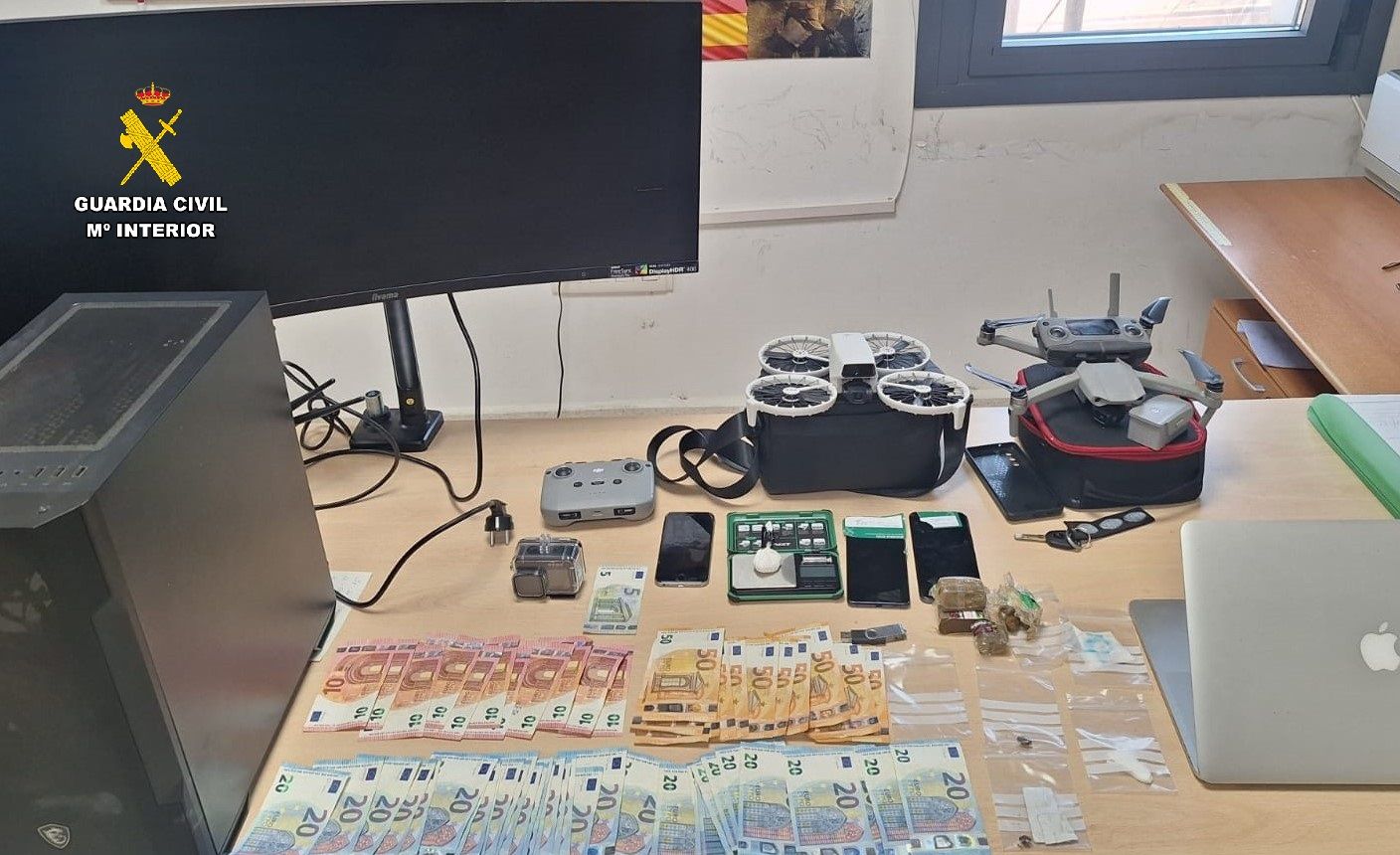 La Guardia Civil detiene a dos personas tras desmantelar un punto de venta de drogas en Tarifa