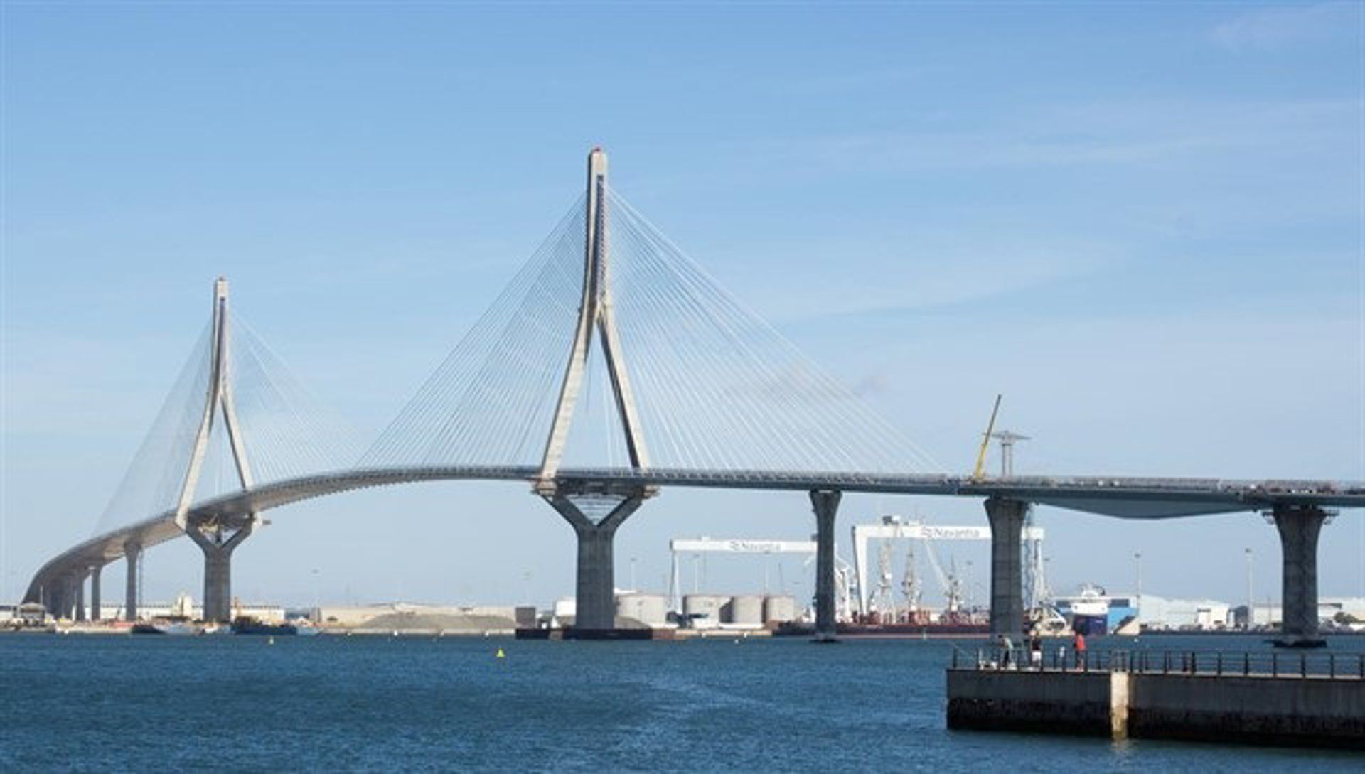 Muere un hombre tras caerle una piedra mientras pescaba cerca del Puente de la Constitución de Cádiz. Foto: Europa Press