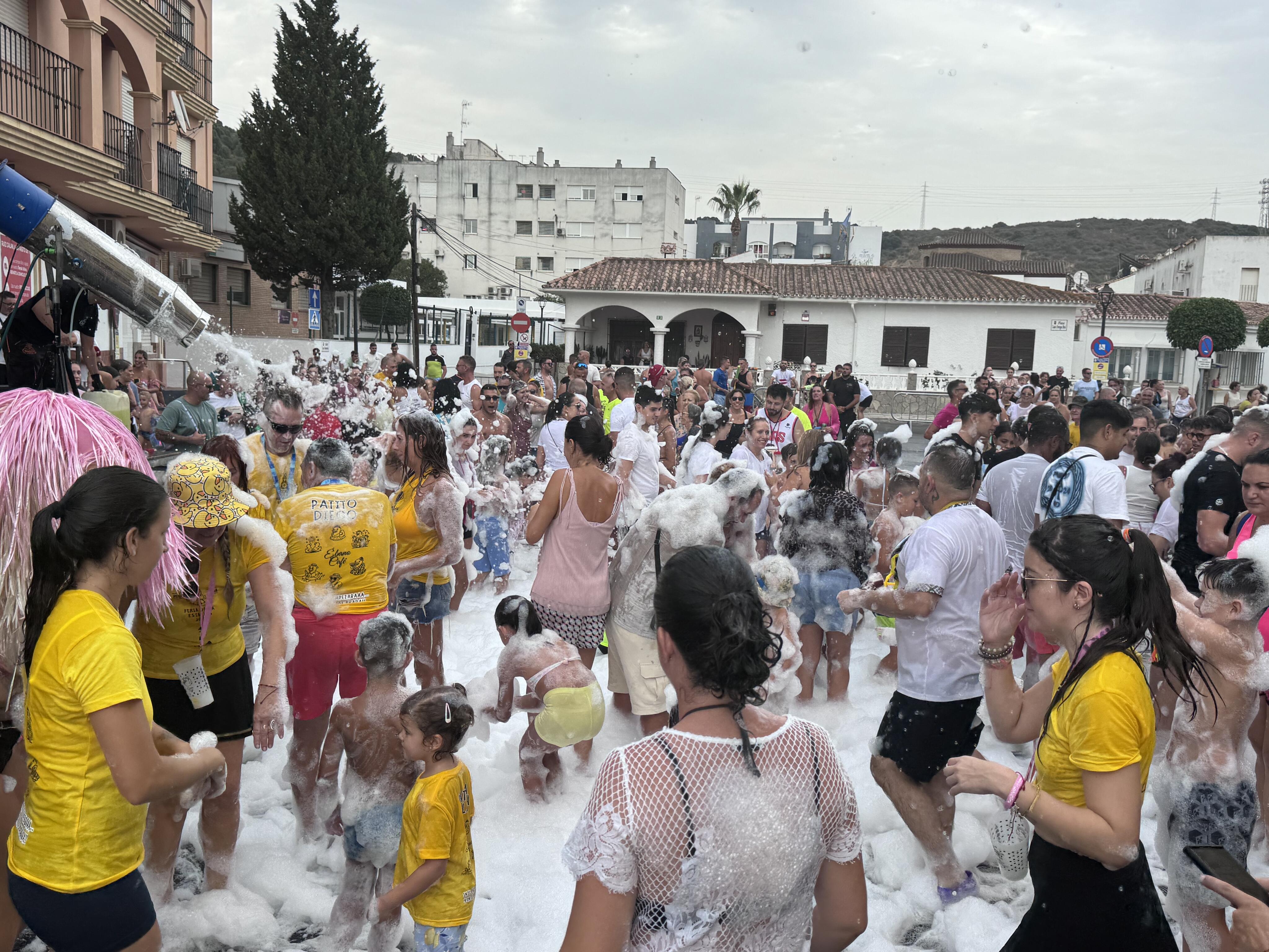 La Estación de San Roque vive una divertida Fiesta del Agua con música, espuma y mucho reguetón