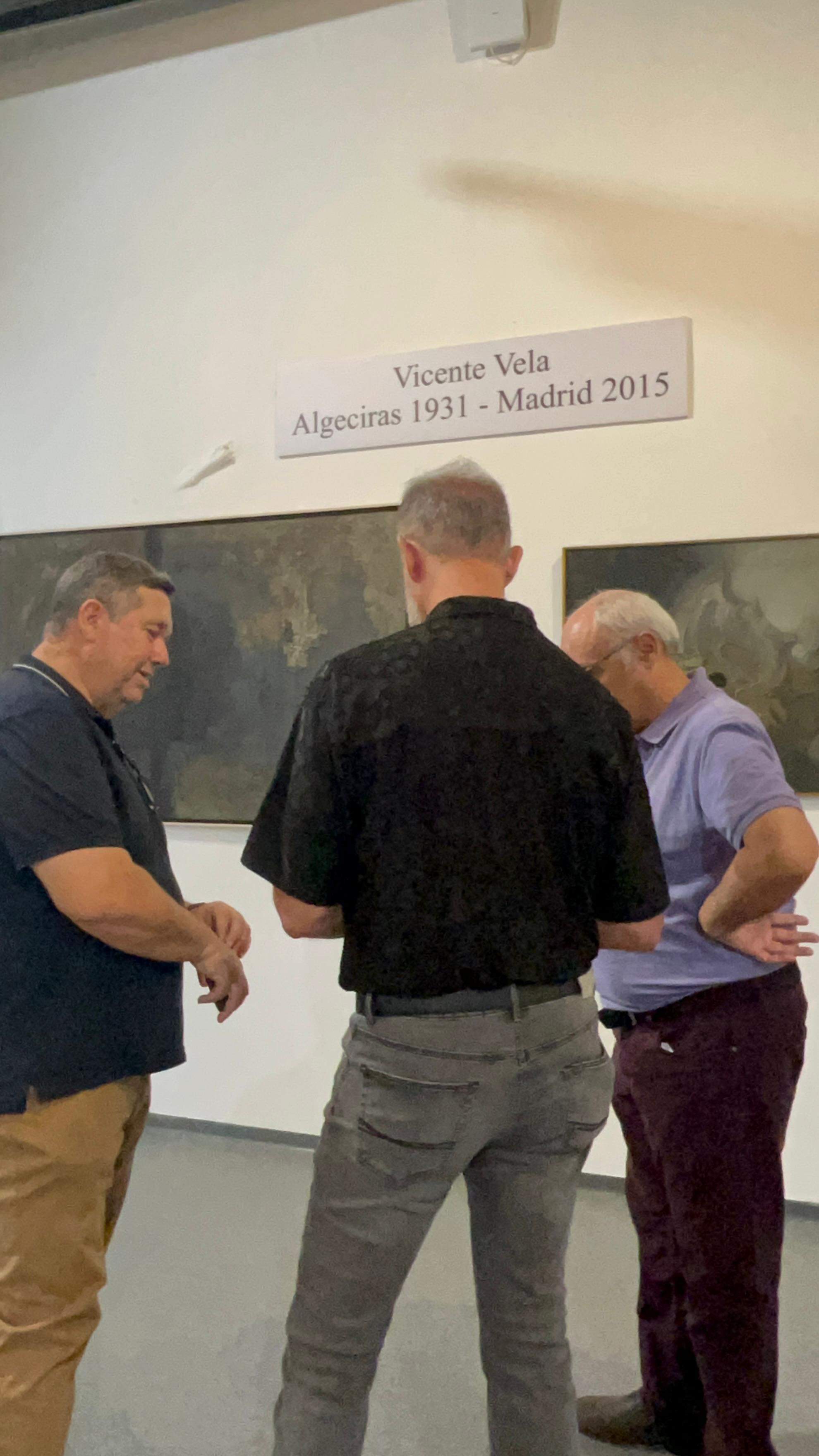 La exposición 'La creación que no cesa' reúne 37 obras del artista algecireño en el Museo Municipal.