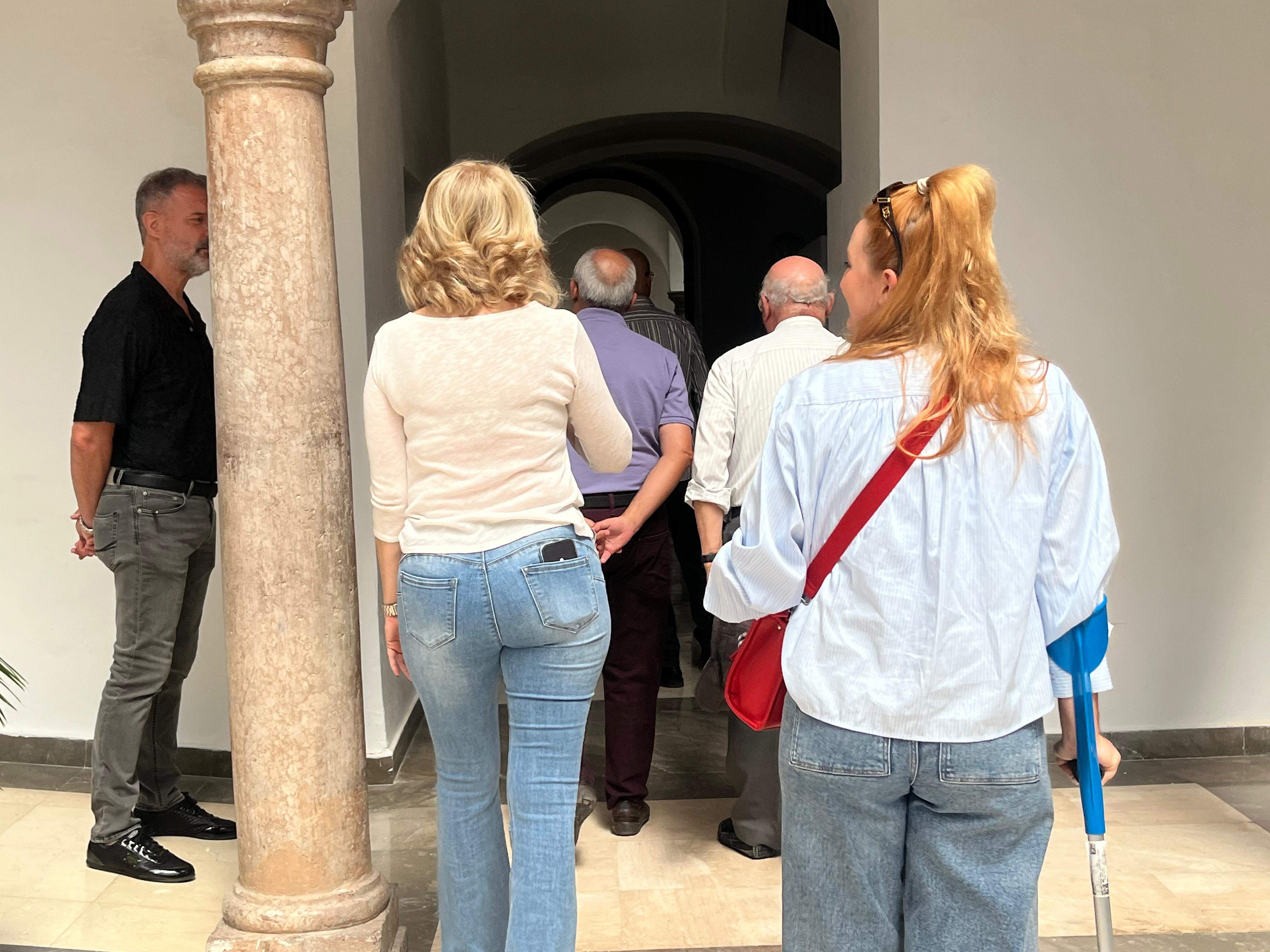 La exposición 'La creación que no cesa' reúne 37 obras del artista algecireño en el Museo Municipal.