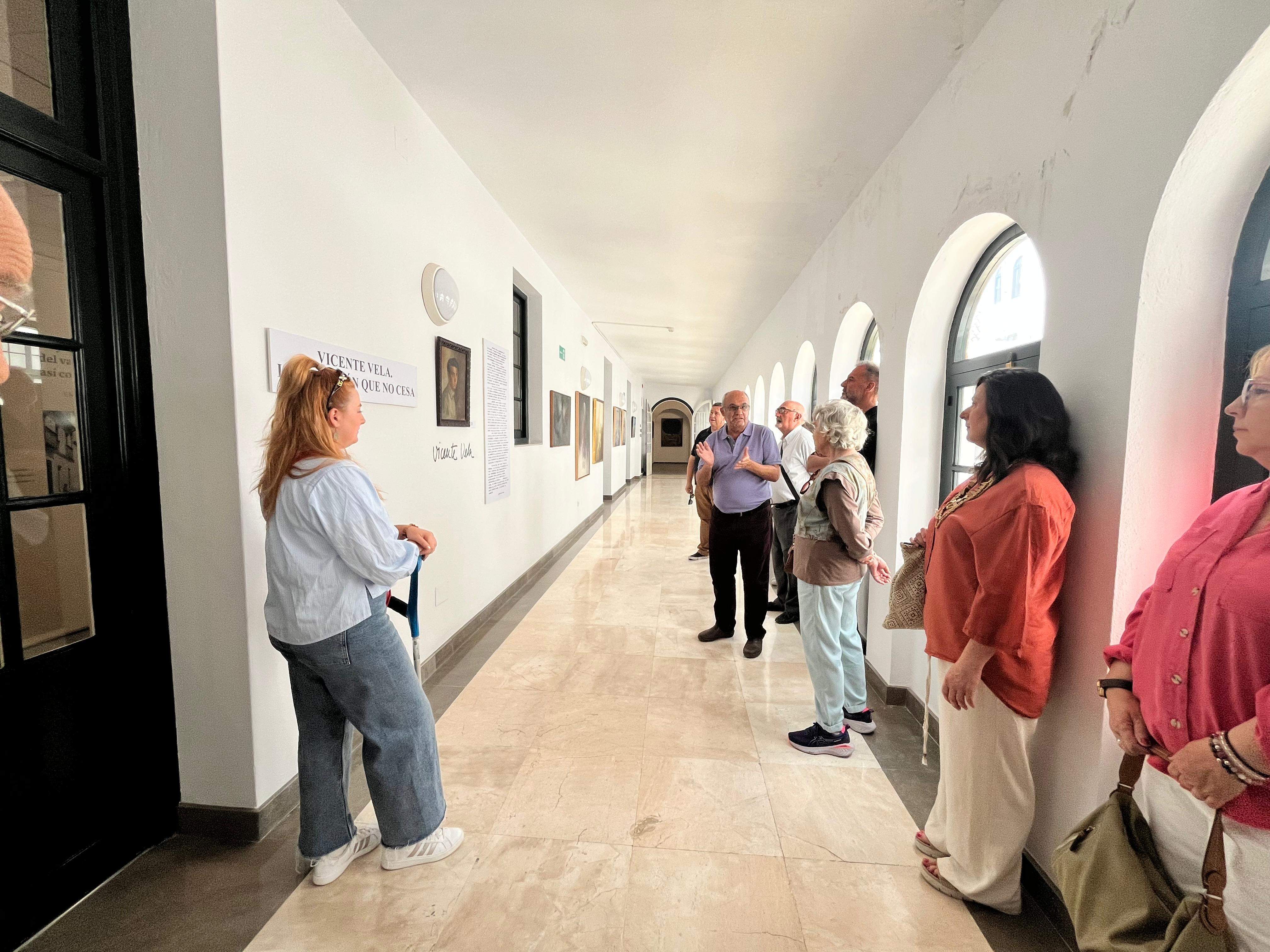 La exposición 'La creación que no cesa' reúne 37 obras del artista algecireño en el Museo Municipal.