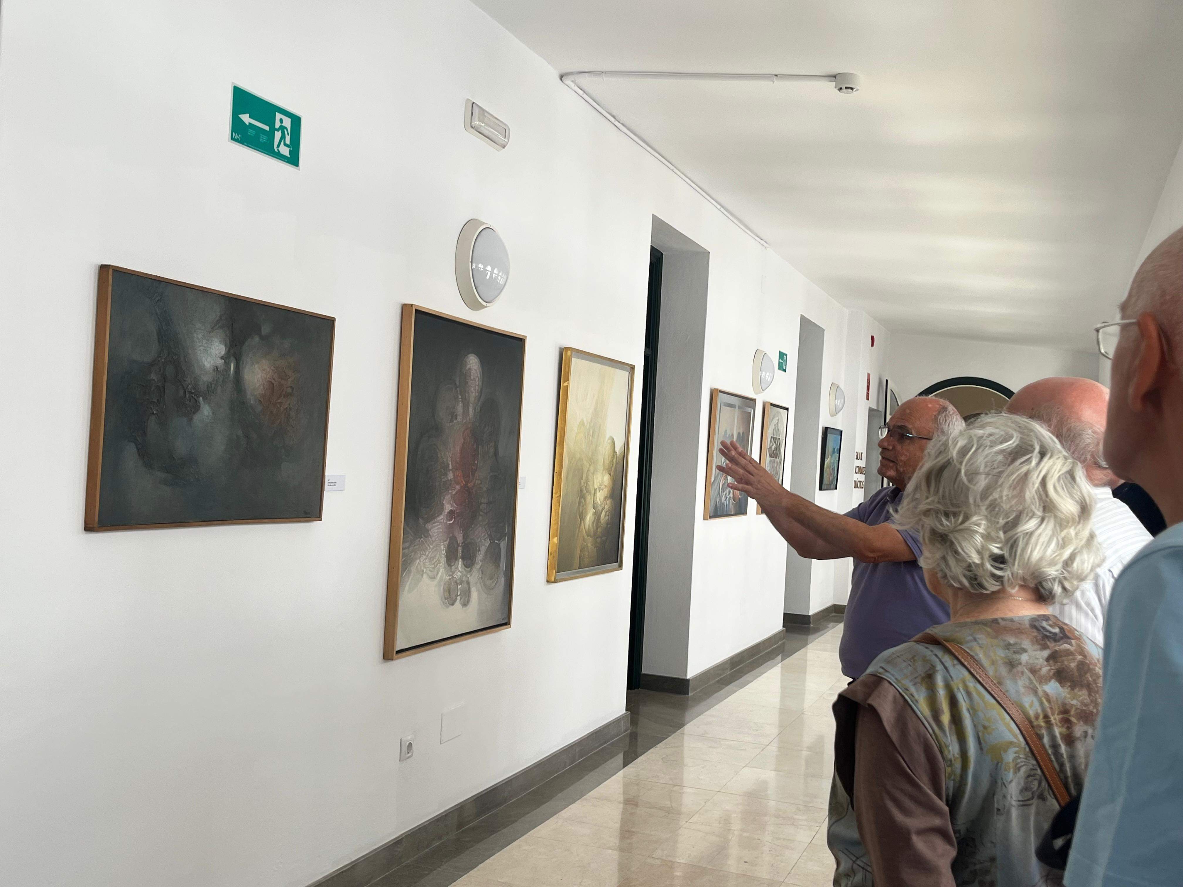La exposición 'La creación que no cesa' reúne 37 obras del artista algecireño en el Museo Municipal.