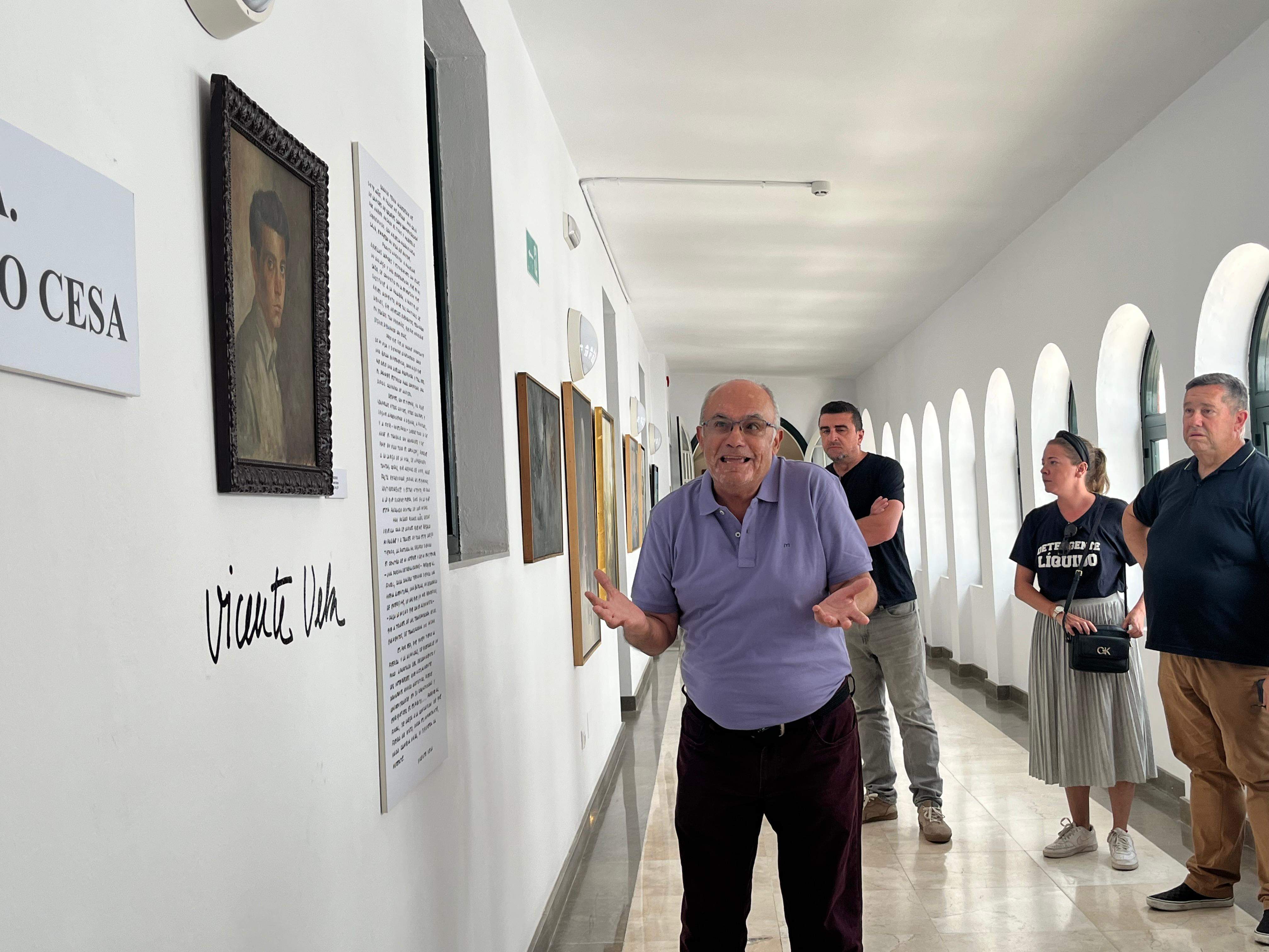 La exposición 'La creación que no cesa' reúne 37 obras del artista algecireño en el Museo Municipal.