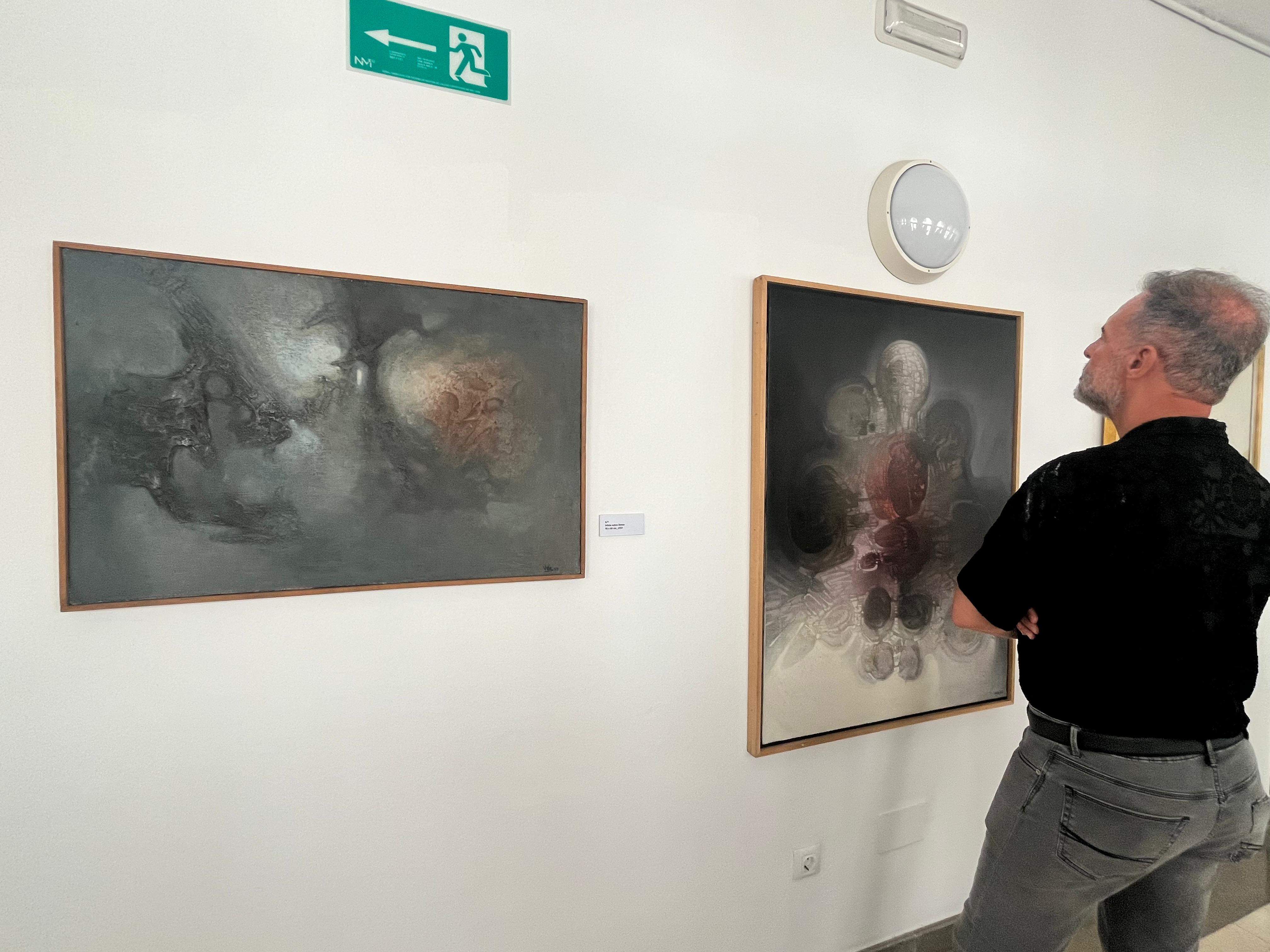 La exposición 'La creación que no cesa' reúne 37 obras del artista algecireño en el Museo Municipal.