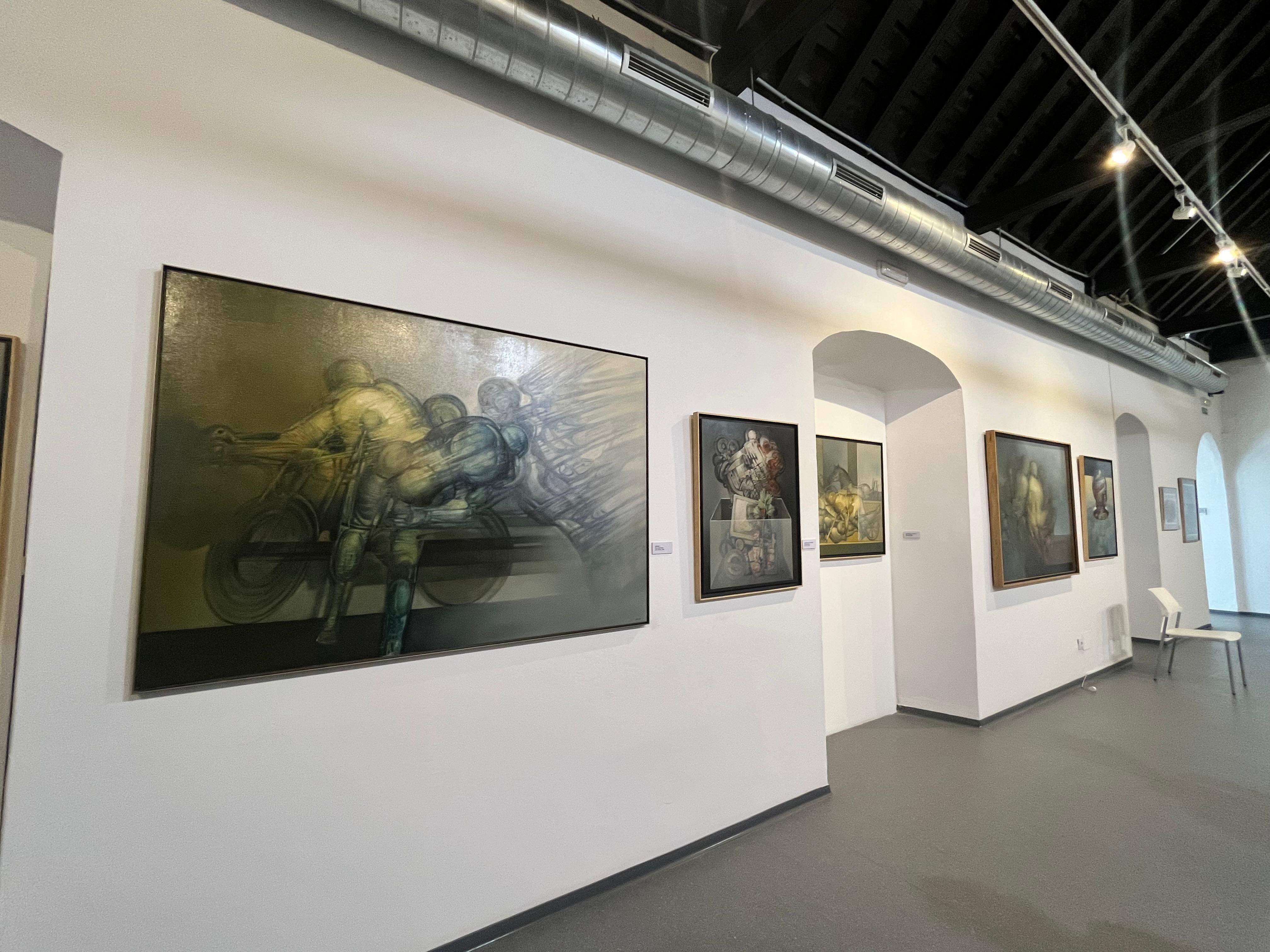 La exposición 'La creación que no cesa' reúne 37 obras del artista algecireño en el Museo Municipal.