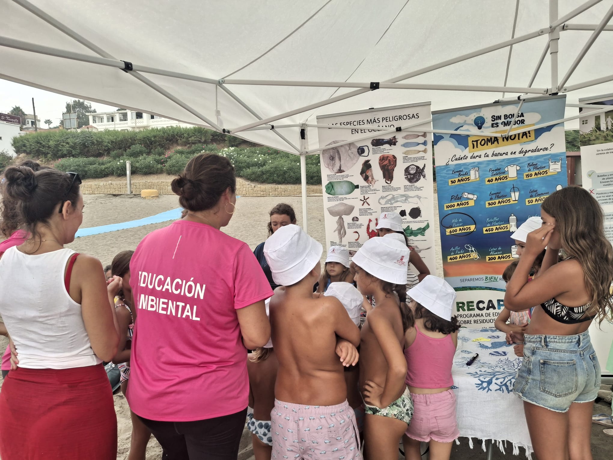 Más de 500 personas participan este verano en un programa de sensibilización medioambiental en San Roque