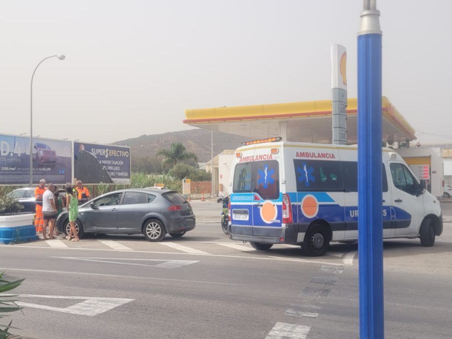 Dos vehículos colisionan en la carretera de Cartagena, en La Línea