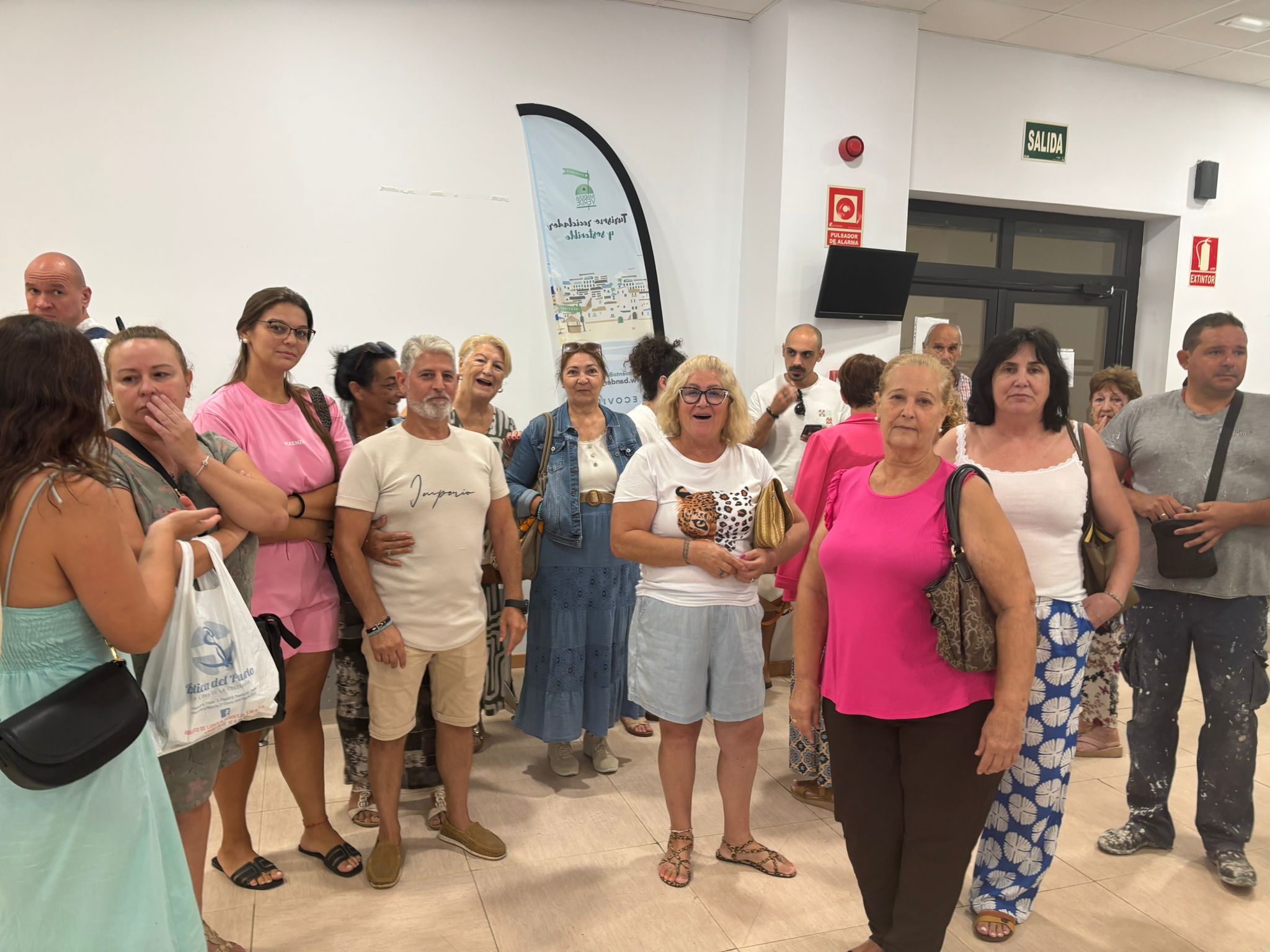 vecinos de nueva línea se manifiestan en el ayuntamiento. Foto: 8Directo