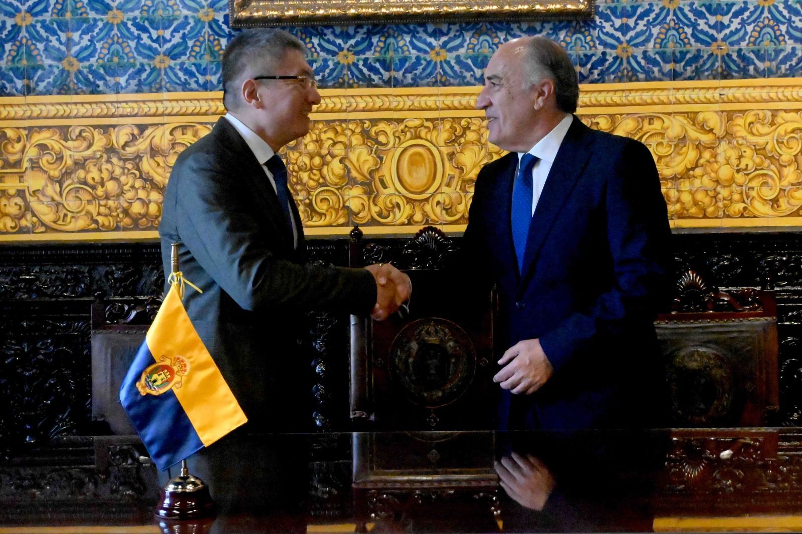 Representantes consulares de China conocen Algeciras de la mano del alcalde