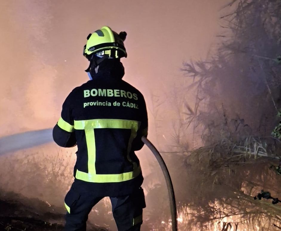 Un bombero trabajando en el incendio de ayer en el Paseo de la Cornisa. 