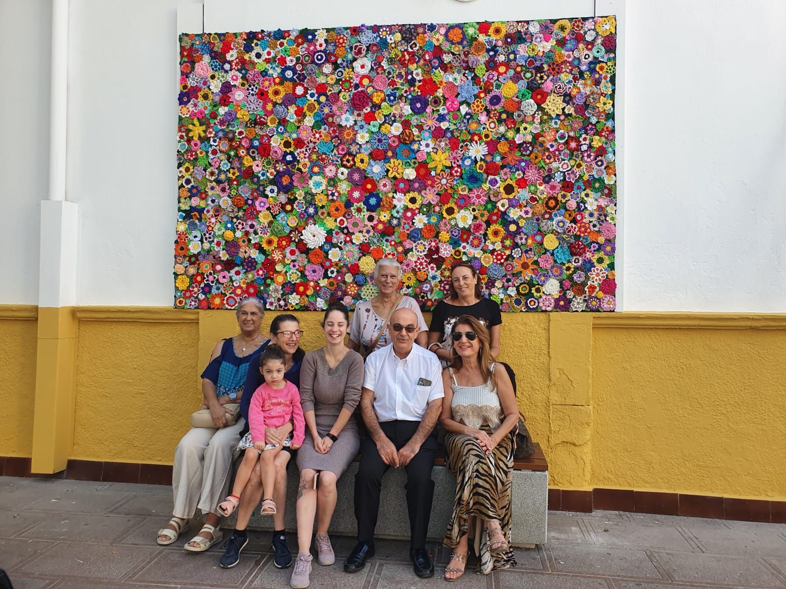 Crocheteras Linense instalan un nuevo mural con flores de croché en un lado del Santuario de la Inmaculada