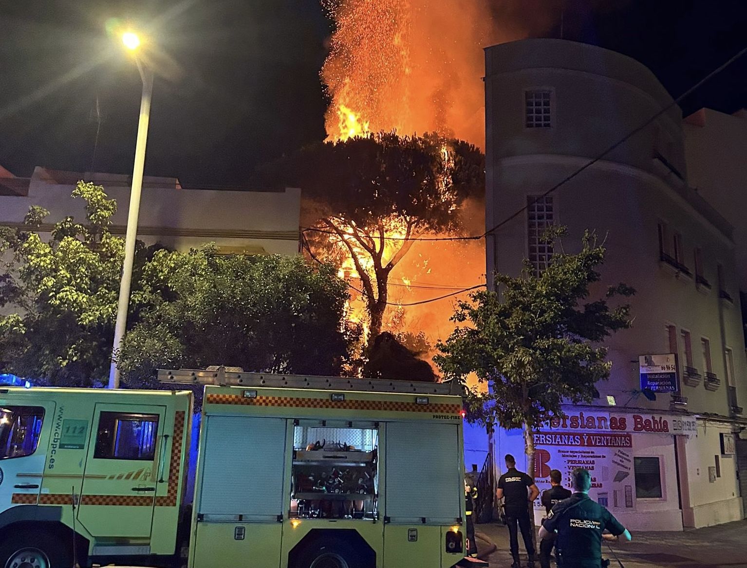 Imágenes del incendio. Foto: J. T. Algeciras sufre un nuevo incendio en menos de 48 horas: arde un solar en la calle Sindicalista Luis Cobo
