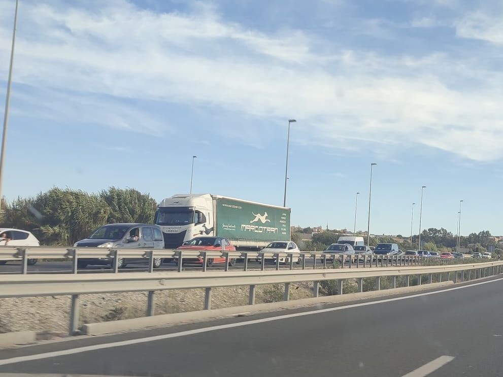 Imágenes de las retenciones. Imagen de 8Directo. Una colisión múltiple en la A-7 de Los Barrios deja varios heridos y retenciones 
