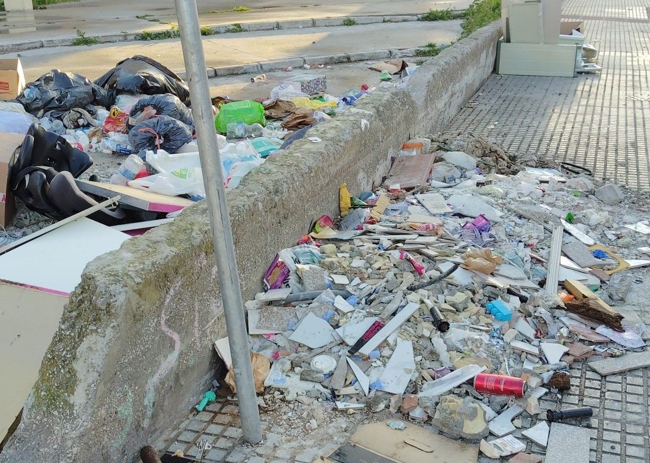 La Policía Local de La Línea denuncia a una persona por el vertido de escombros en la vía pública