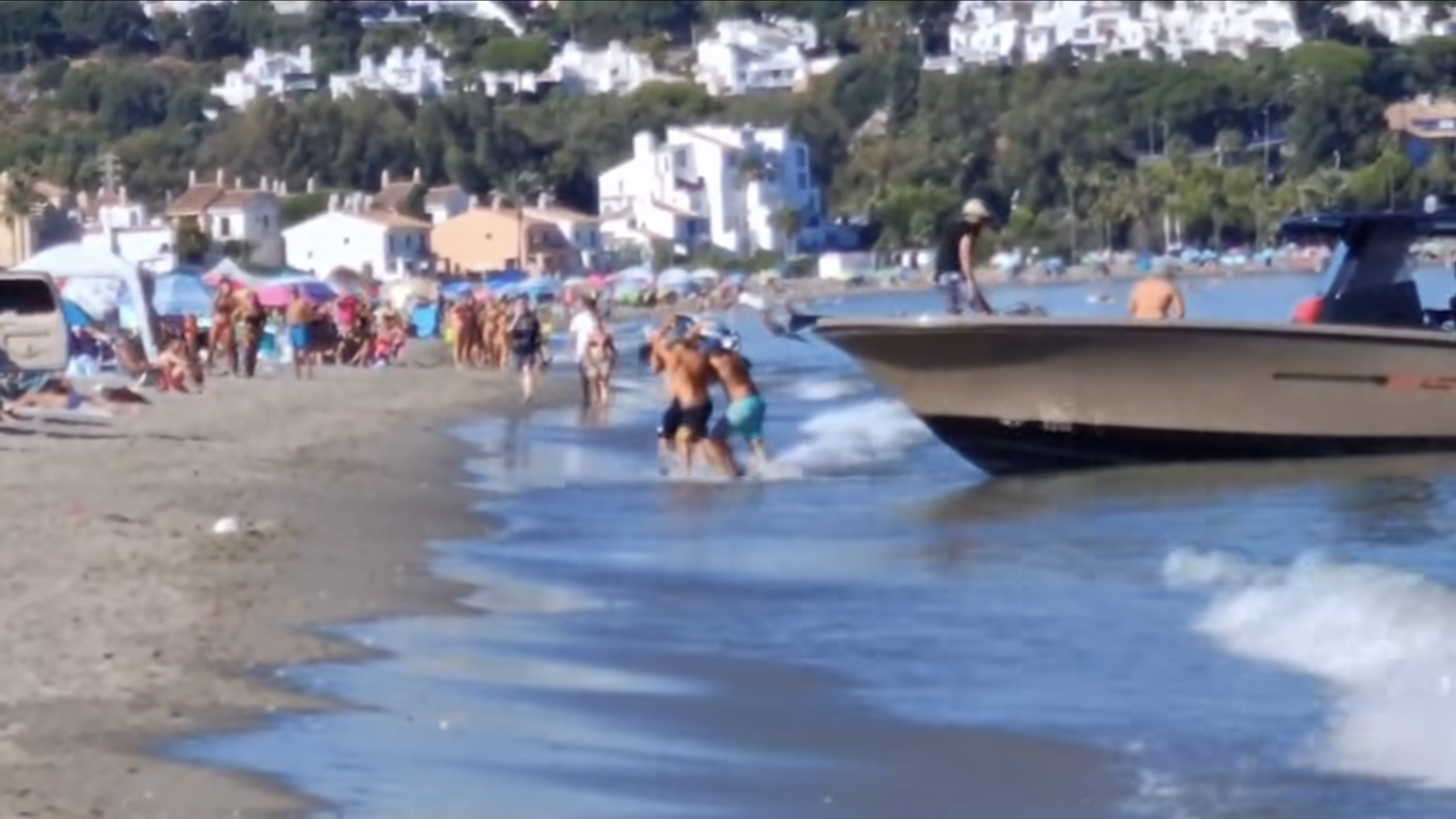 Desembarcan un presunto alijo de droga frente a bañistas en Casares